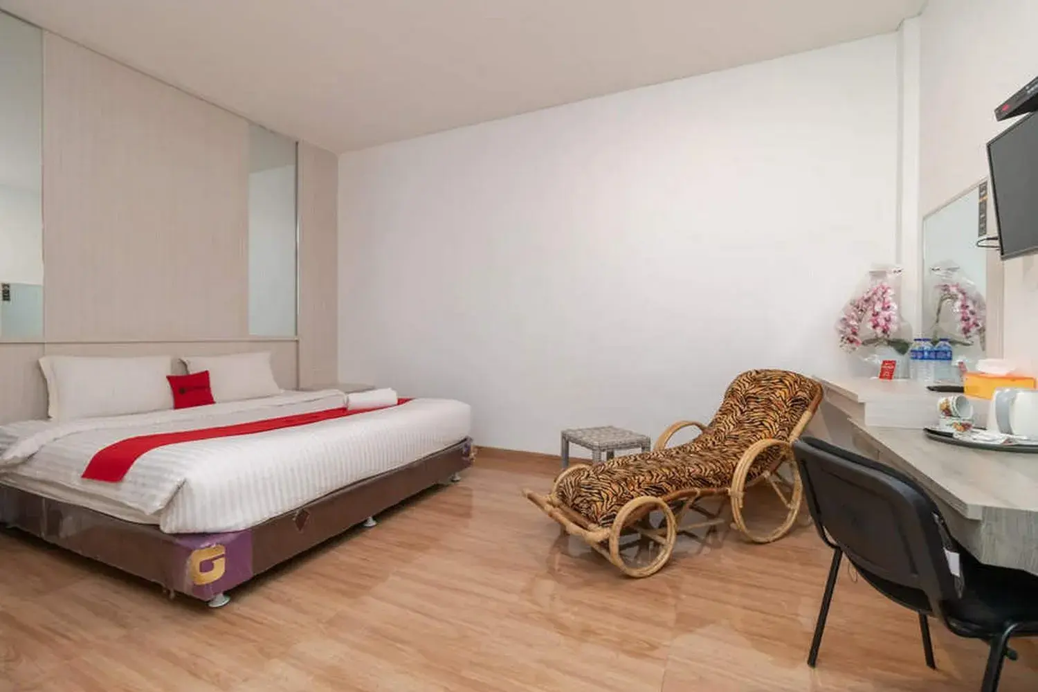 Family Room in RedDoorz near Exit Tol Kotabaru ITERA Lampung Family Room in RedDoorz near Exit Tol Kotabaru ITERA Lampung