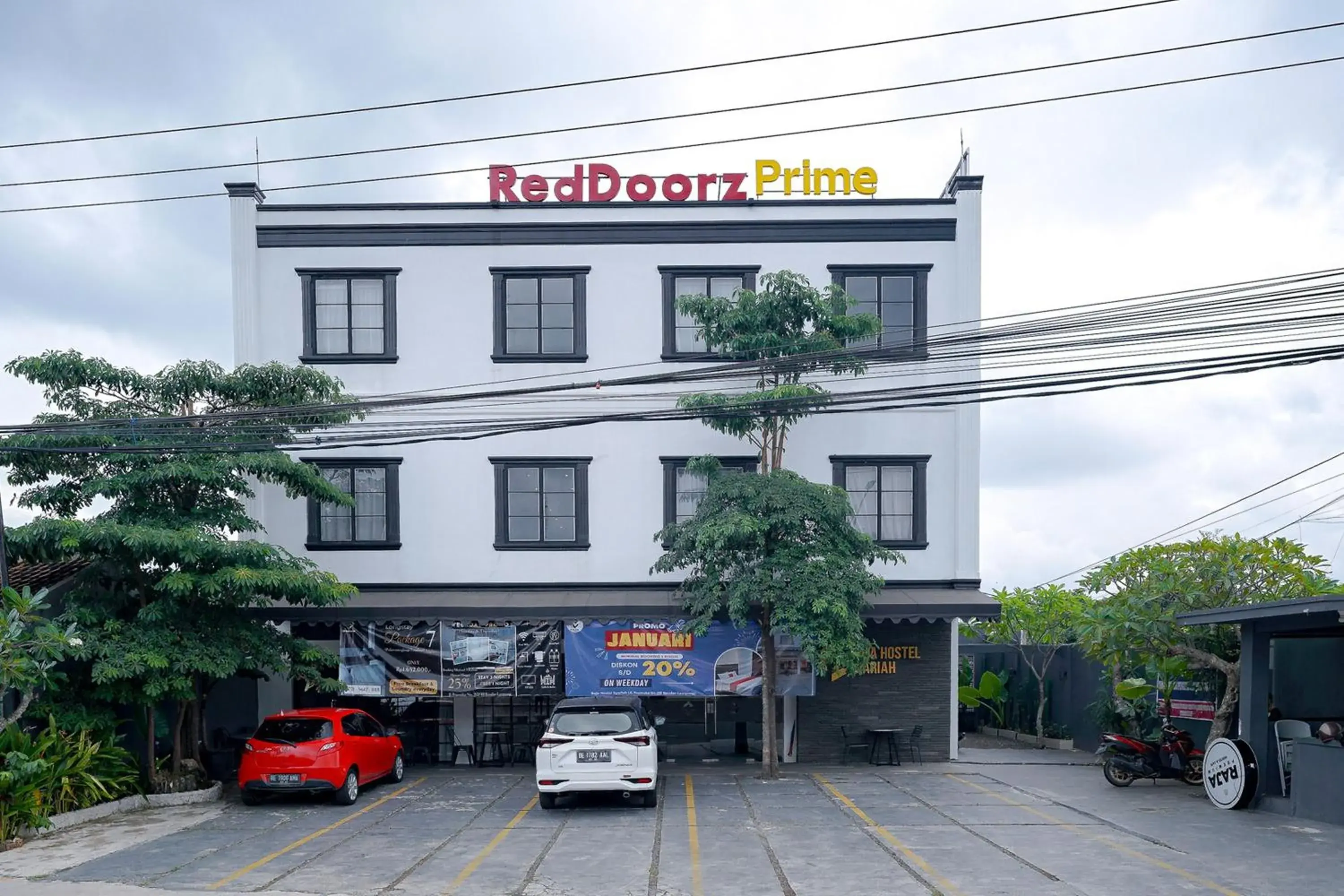 Property building in RedDoorz Premium at Raja Hostel Syariah Property building in RedDoorz Premium at Raja Hostel Syariah