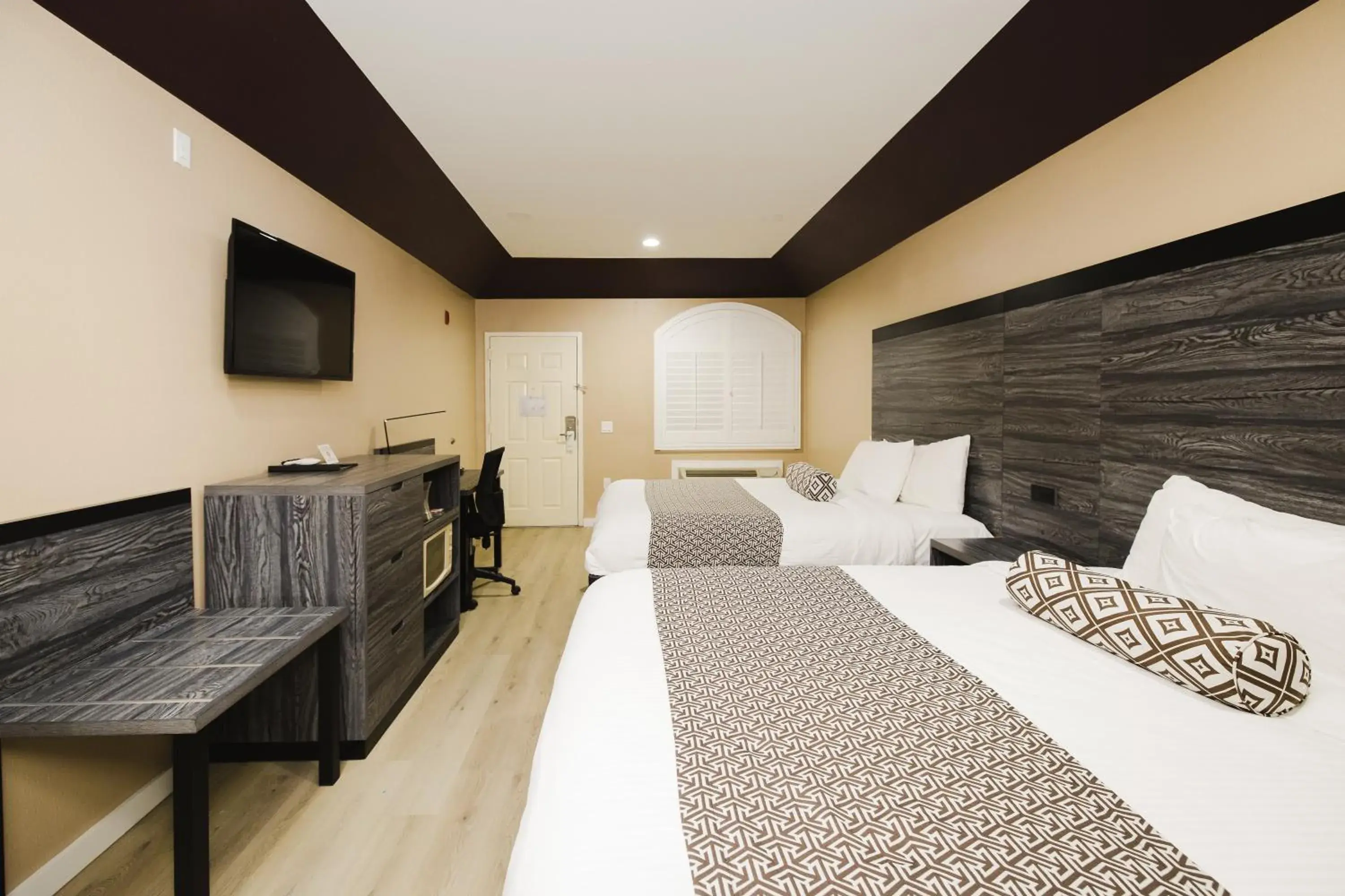 Queen Room with Two Queen Beds - Smoking in Sapphire Inn & Suites Queen Room with Two Queen Beds - Smoking in Sapphire Inn & Suites