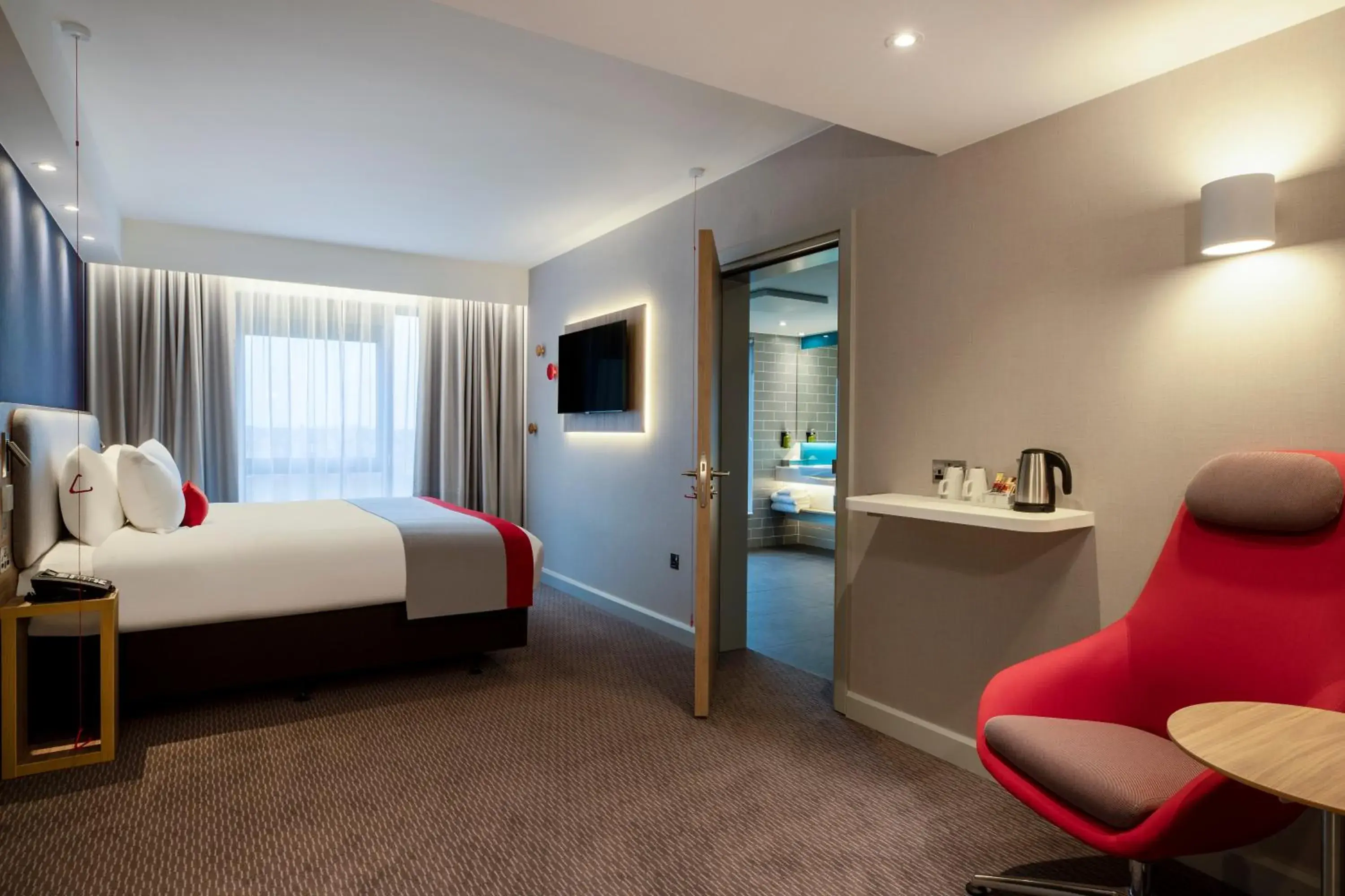 Standard King Room with Free Hot Breakfast - Accessible in Holiday Inn Express Cambridge West - Cambourne by IHG Standard King Room with Free Hot Breakfast - Accessible in Holiday Inn Express Cambridge West - Cambourne by IHG