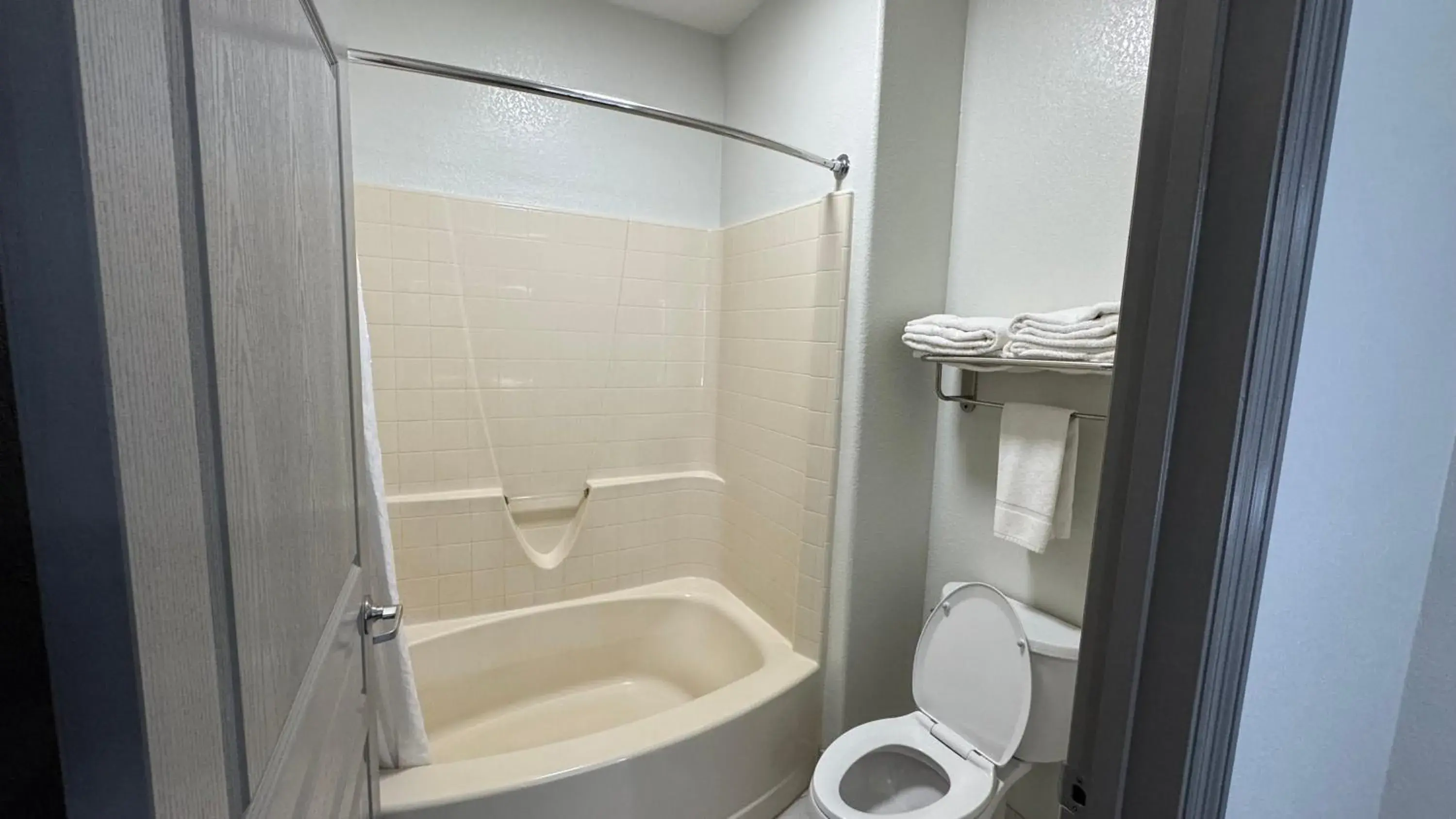 Deluxe Queen Room in Sunbridge Inn & Suite Extended Stay Deluxe Queen Room in Sunbridge Inn & Suite Extended Stay