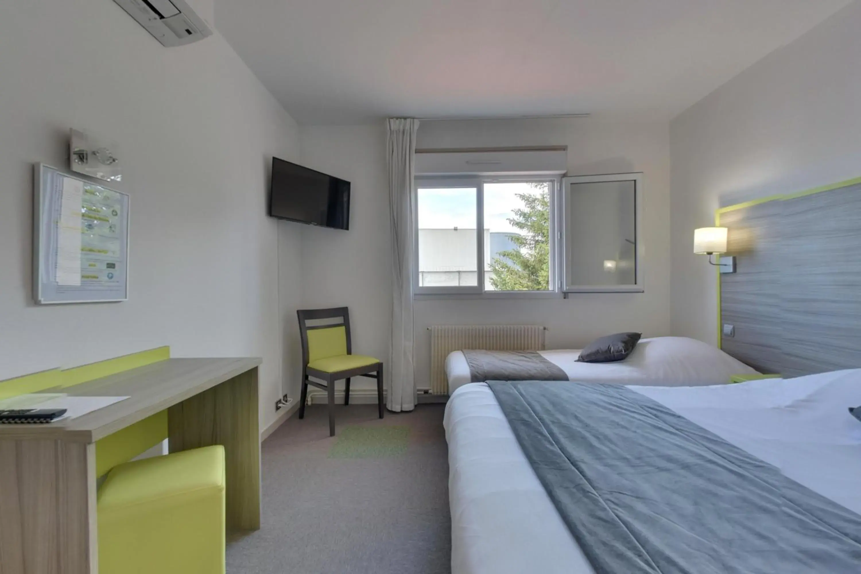 Triple Room in Contact Hôtel O'Nice Saintes Triple Room in Contact Hôtel O'Nice Saintes