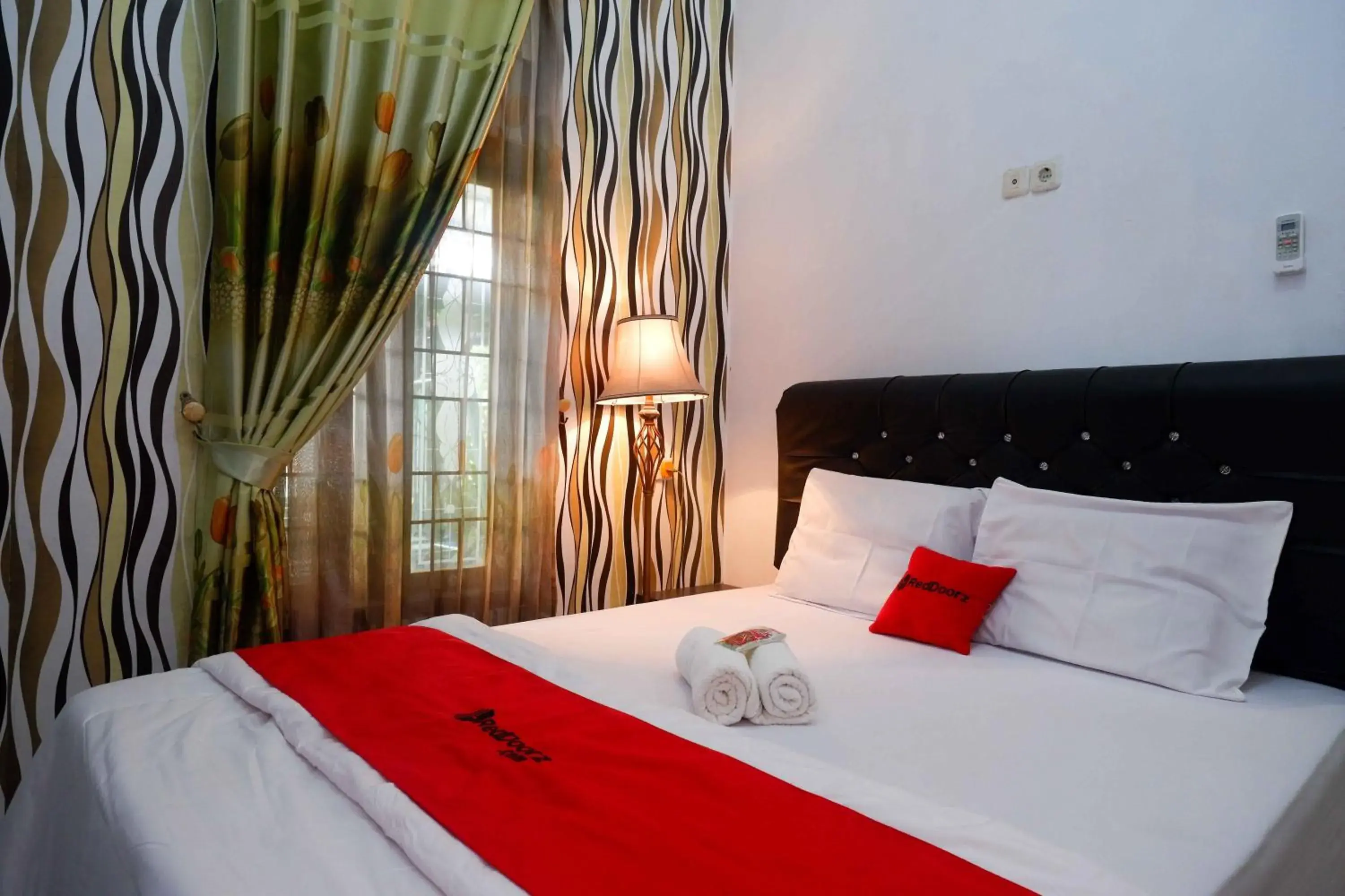 Deluxe Room in RedDoorz Syariah near RS Mitra Siaga Deluxe Room in RedDoorz Syariah near RS Mitra Siaga