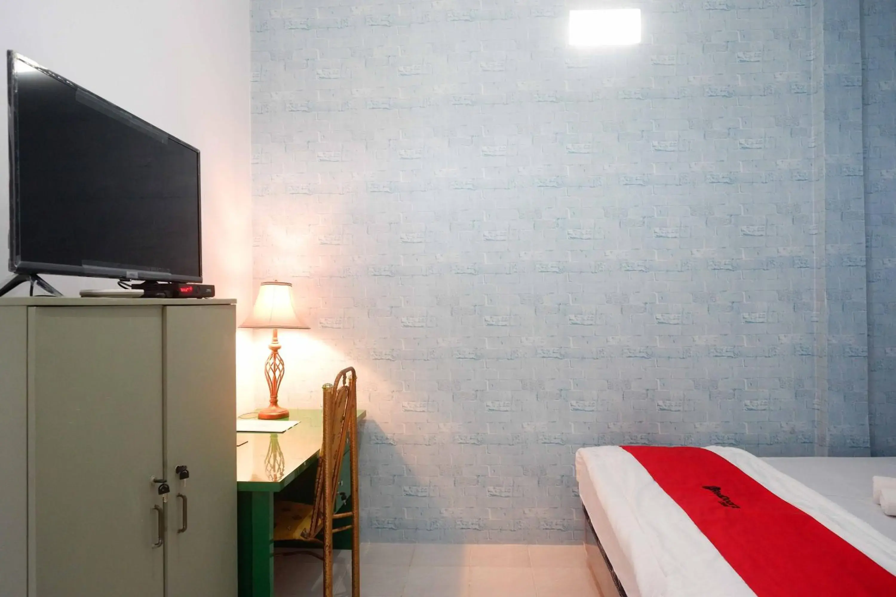 Superior Twin Room in RedDoorz Syariah near RS Mitra Siaga Superior Twin Room in RedDoorz Syariah near RS Mitra Siaga