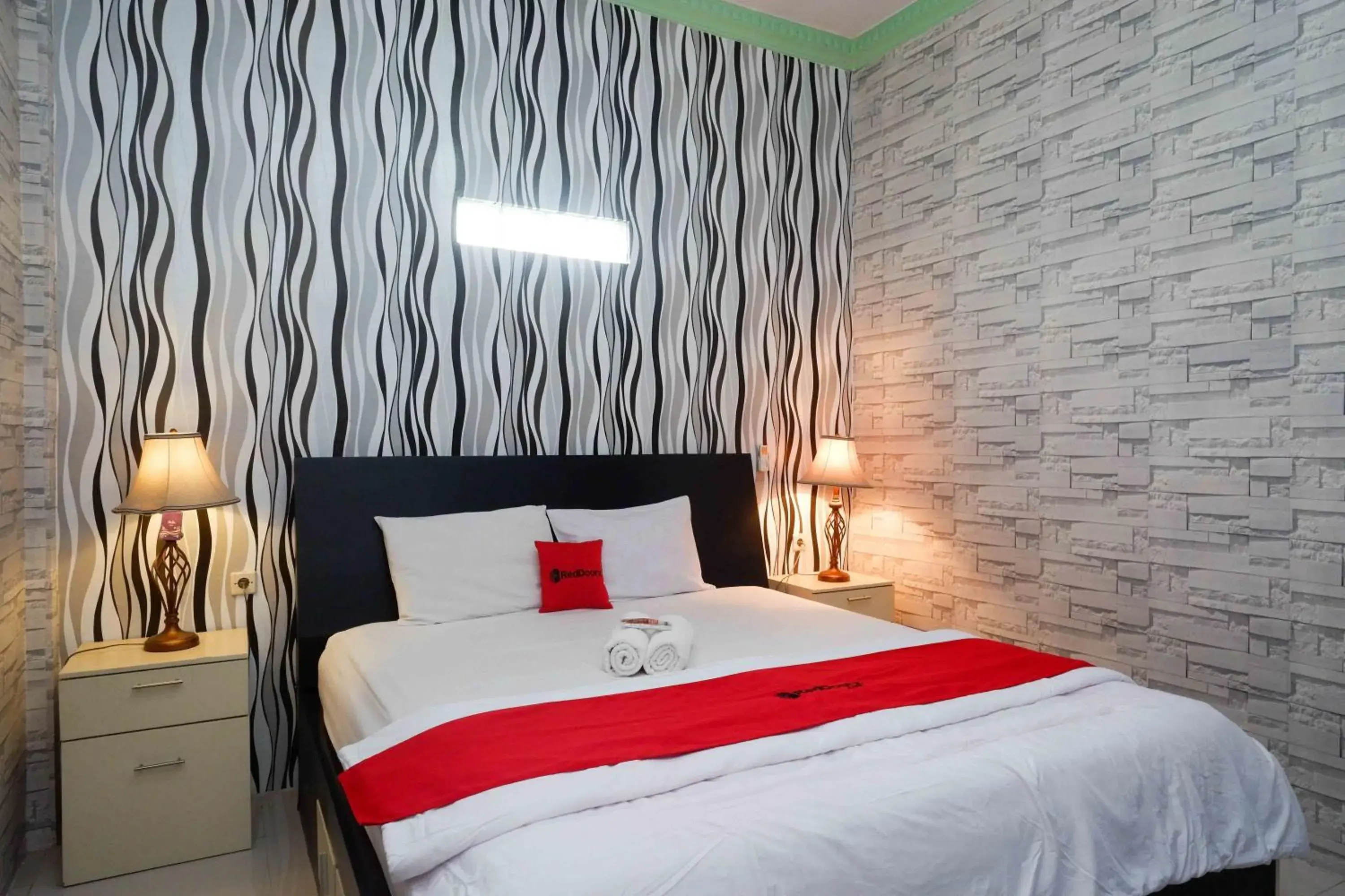 Junior Suite in RedDoorz Syariah near RS Mitra Siaga Junior Suite in RedDoorz Syariah near RS Mitra Siaga