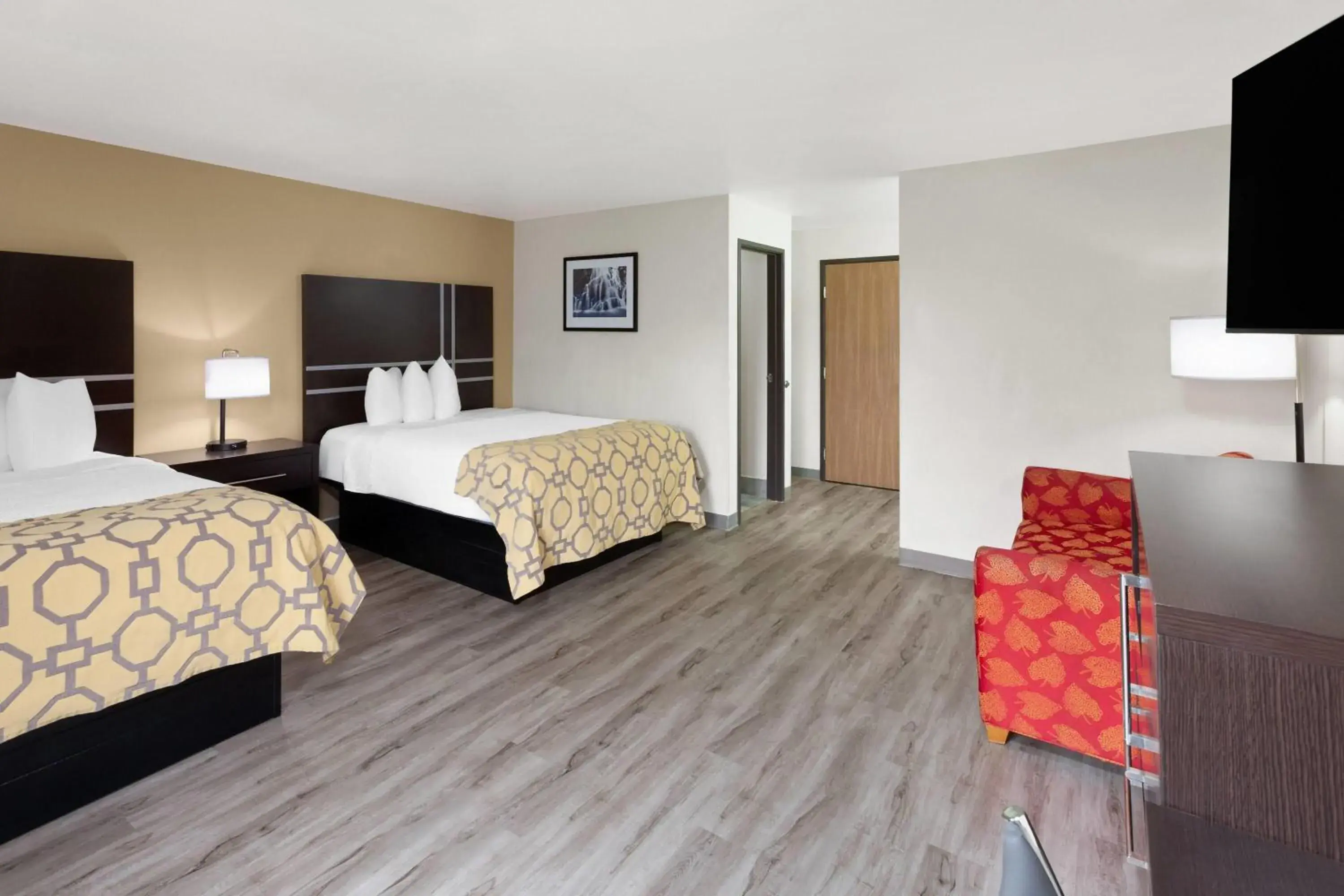 Deluxe Queen Suite - Non-Smoking in Baymont by Wyndham Green Bay Deluxe Queen Suite - Non-Smoking in Baymont by Wyndham Green Bay