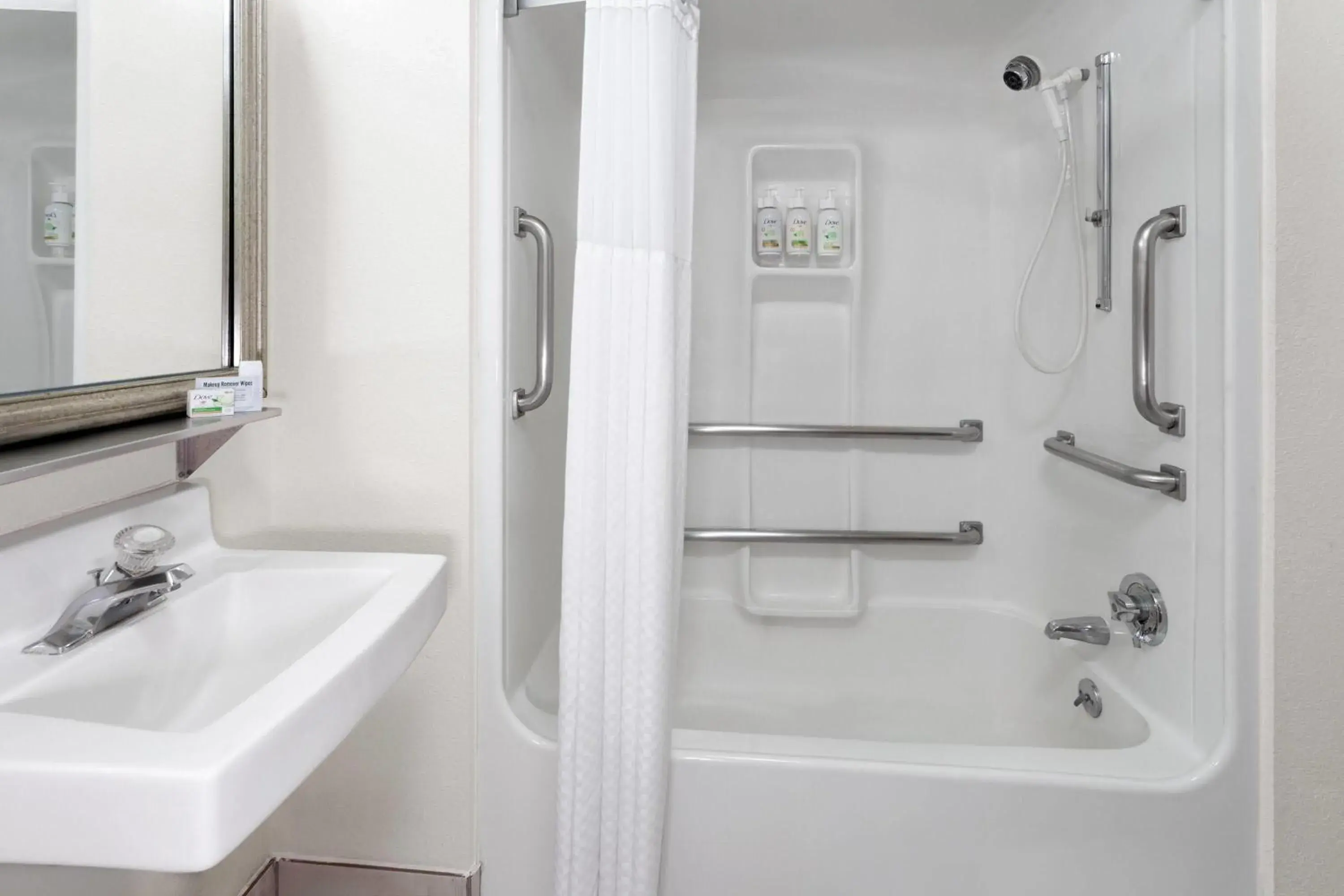 Queen Room - Disability Access/Non-Smoking in Baymont by Wyndham Green Bay Queen Room - Disability Access/Non-Smoking in Baymont by Wyndham Green Bay