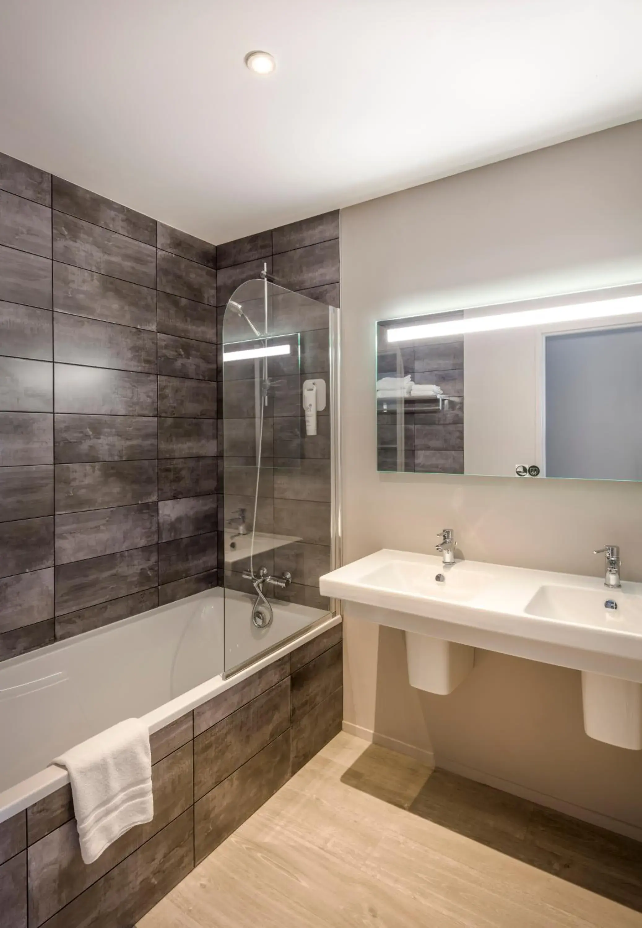 Junior Suite with Terrace in The Originals City, Hôtel Les Caps, Saint-Brieuc Est Junior Suite with Terrace in The Originals City, Hôtel Les Caps, Saint-Brieuc Est