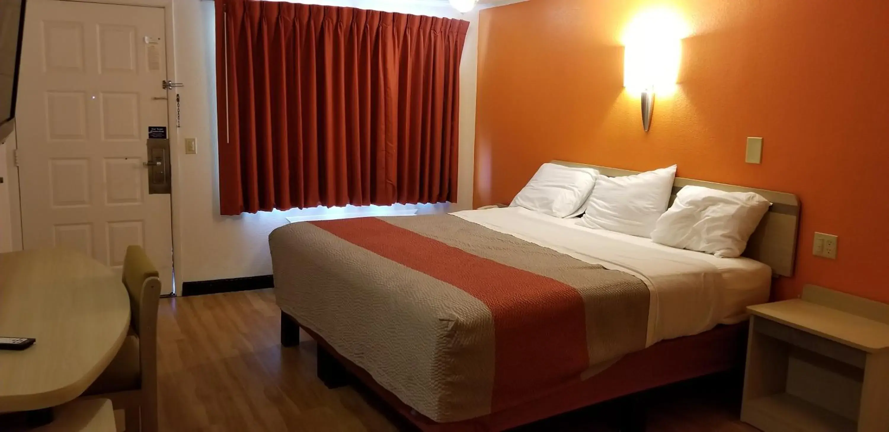 King Room in FairBridge Inn Express London King Room in FairBridge Inn Express London