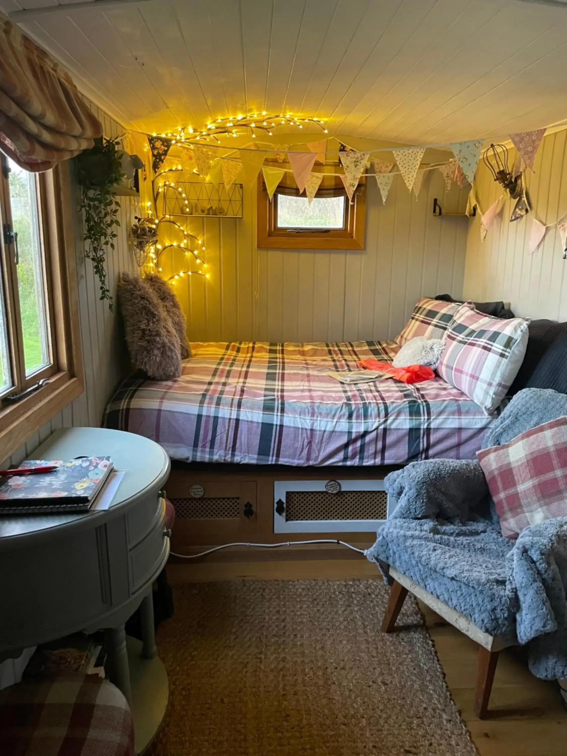 Deluxe Double Room in Oakley View Shepherds Hut with hot tub Deluxe Double Room in Oakley View Shepherds Hut with hot tub