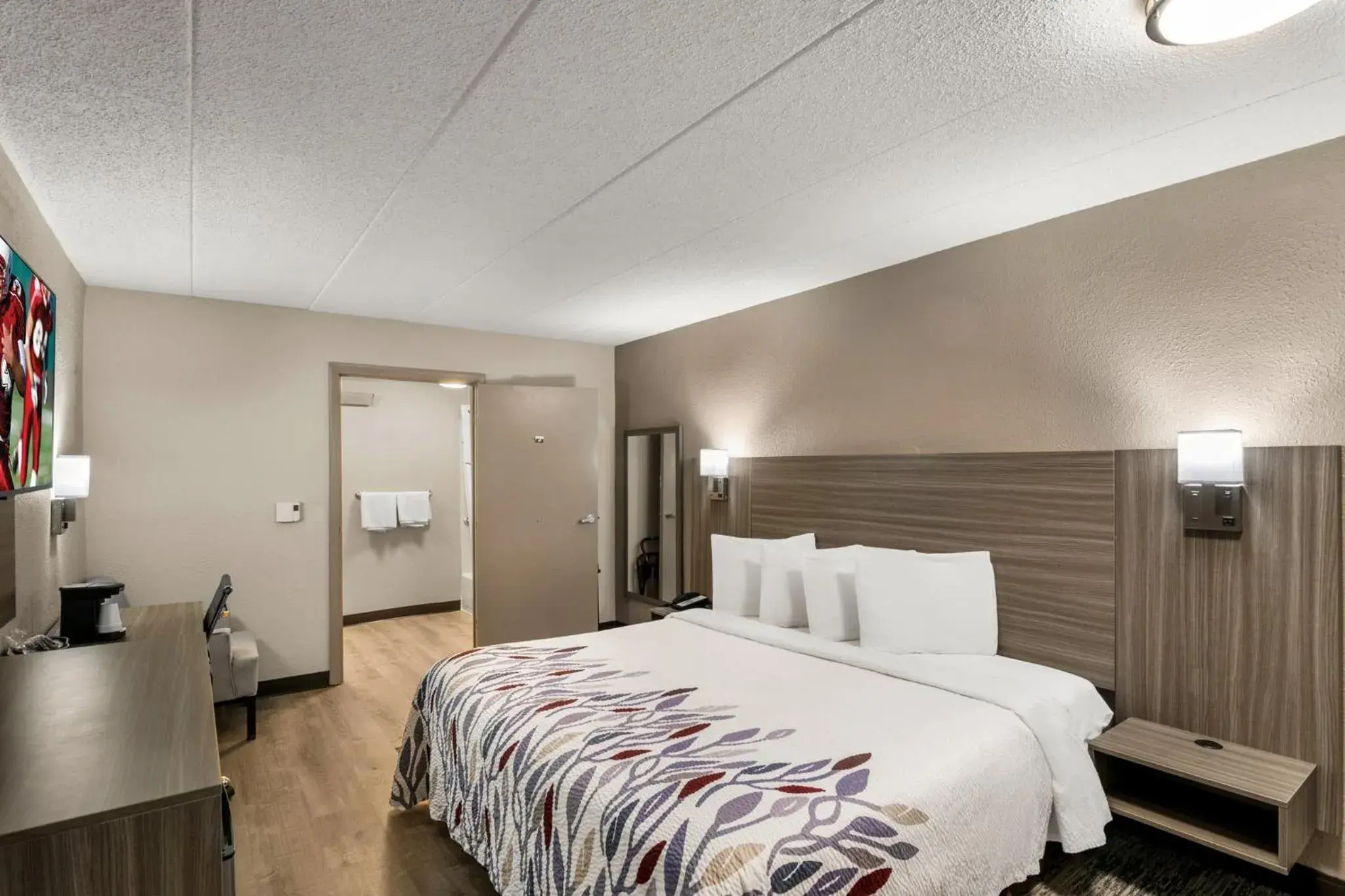 Superior King Room Disability Access Non-Smoking in Red Roof Inn Enfield Superior King Room Disability Access Non-Smoking in Red Roof Inn Enfield