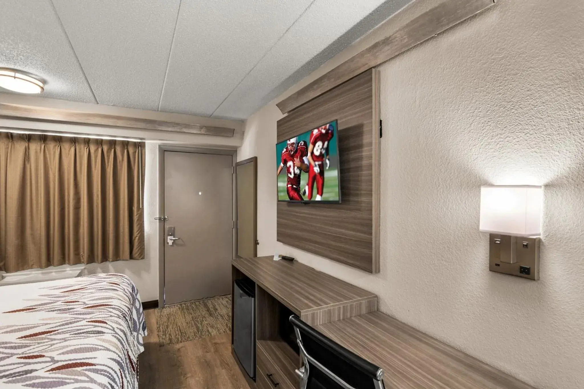 Deluxe King Room Smoking in Red Roof Inn Enfield Deluxe King Room Smoking in Red Roof Inn Enfield