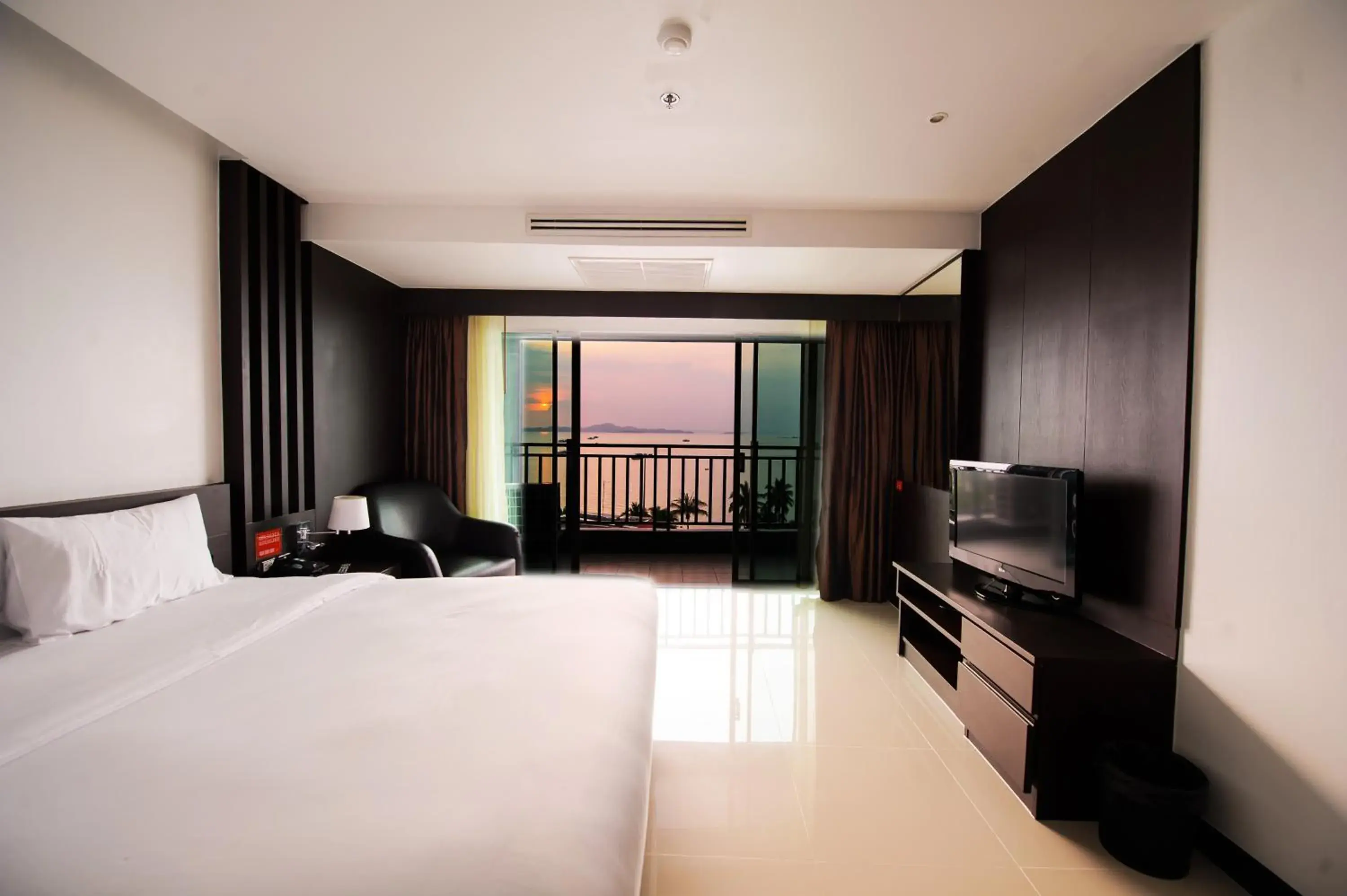 Deluxe King Room with Sea View in Hotel Selection Pattaya Deluxe King Room with Sea View in Hotel Selection Pattaya