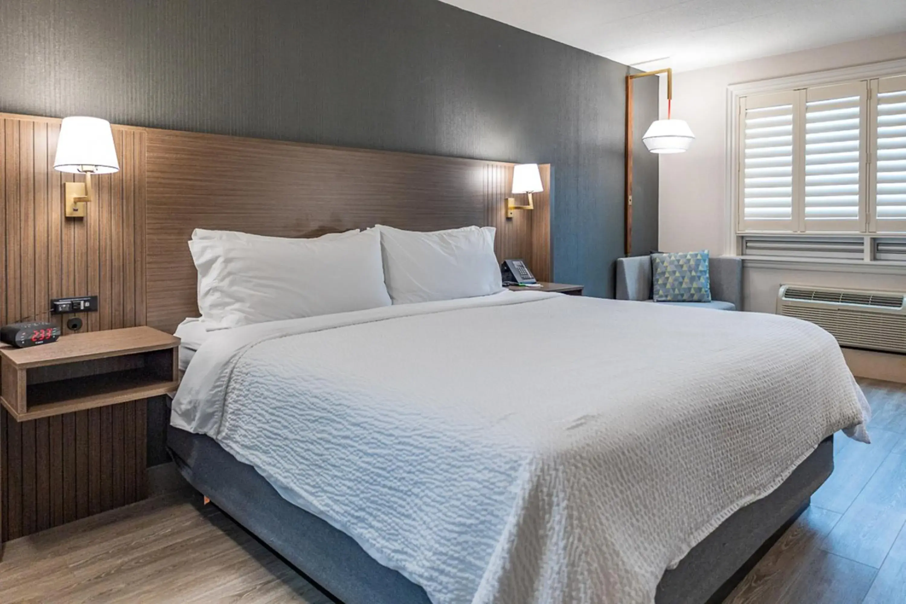 Standard King Room with Roll-in Shower - Mobility Accessible in Holiday Inn Hotel & Suites St.Catharines-Niagara by IHG Standard King Room with Roll-in Shower - Mobility Accessible in Holiday Inn Hotel & Suites St.Catharines-Niagara by IHG