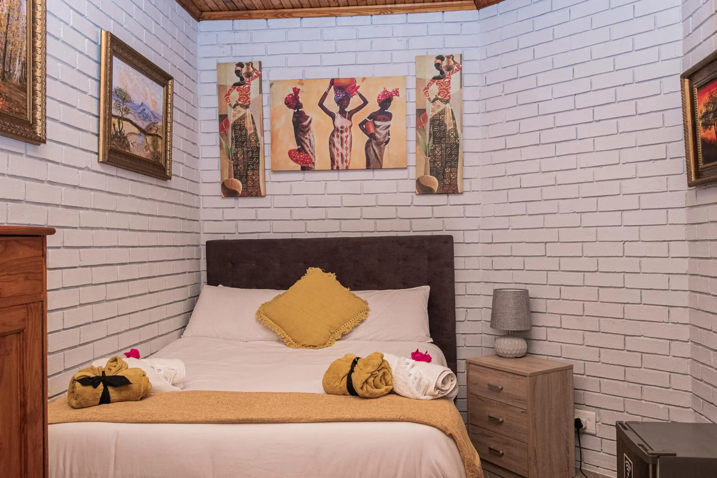 Standard Queen Room - single occupancy in Mereke Manor Standard Queen Room - single occupancy in Mereke Manor