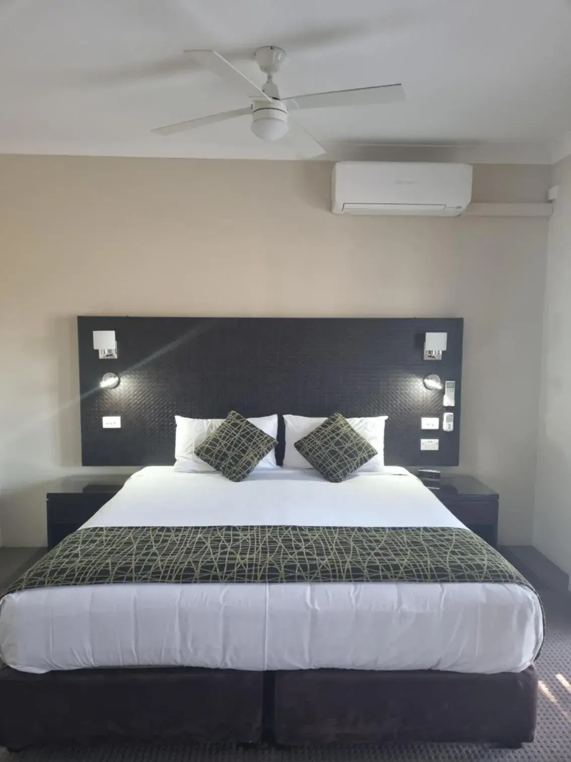 Deluxe Suite with Spa Bath in Australian Homestead Motor Lodge Deluxe Suite with Spa Bath in Australian Homestead Motor Lodge