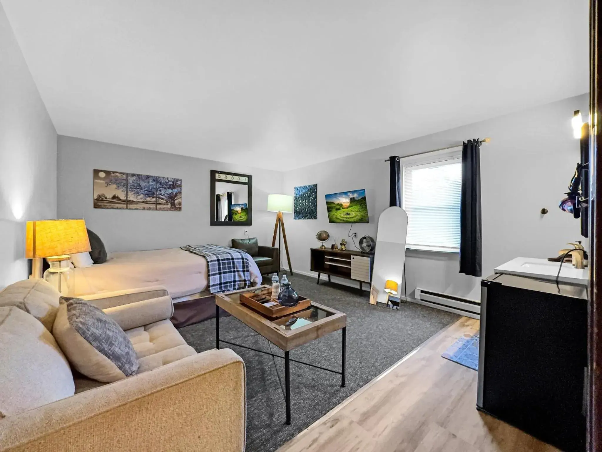 Deluxe Queen Room in Timberline Lodge Deluxe Queen Room in Timberline Lodge