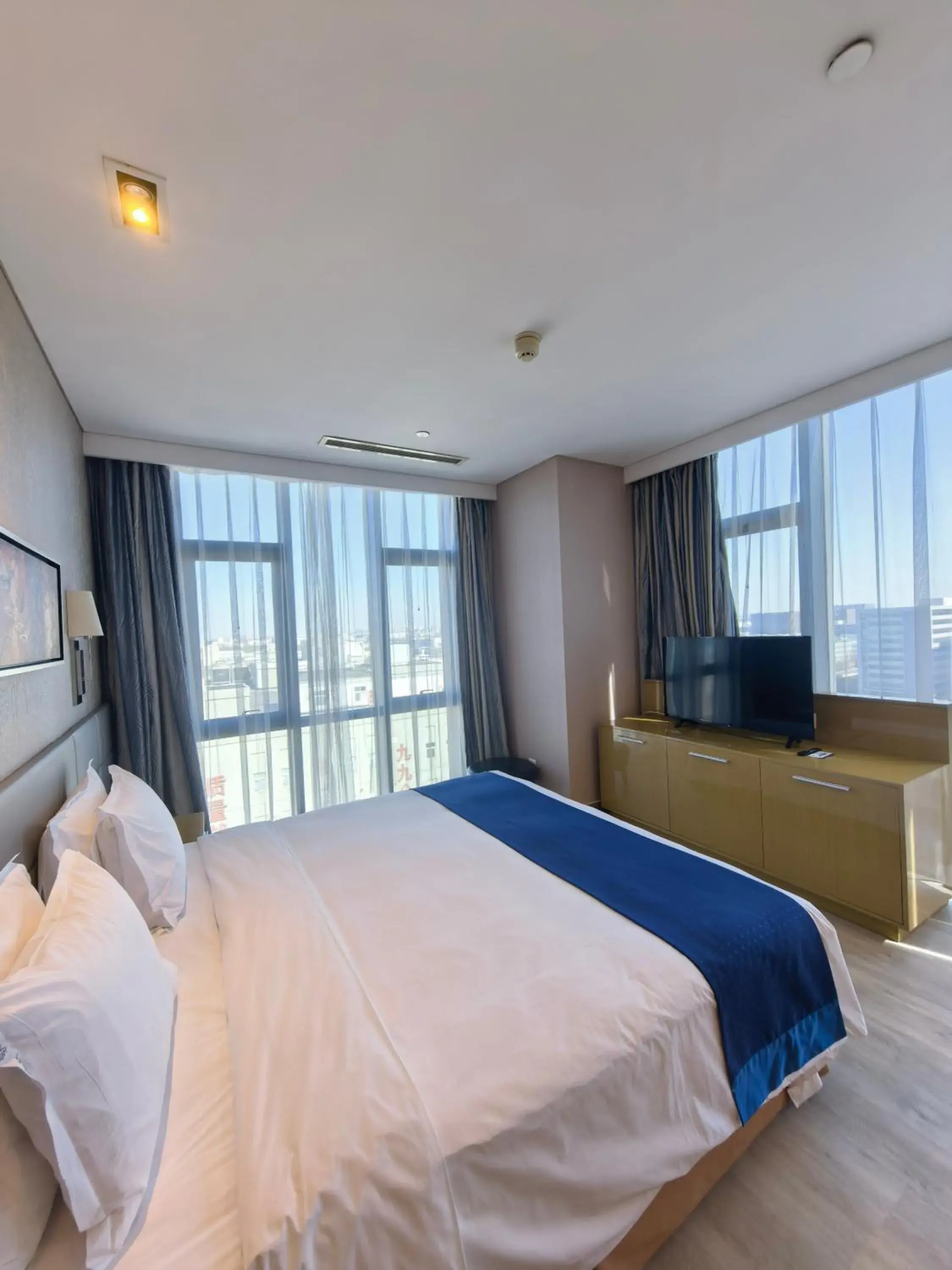 Three-Bedroom Suite in Holiday Inn Express Beijing Yizhuang by IHG - Taxi 1 Hour to International Airport and 800 Meters to the Nearby Subway Three-Bedroom Suite in Holiday Inn Express Beijing Yizhuang by IHG - Taxi 1 Hour to International Airport and 800 Meters to the Nearby Subway