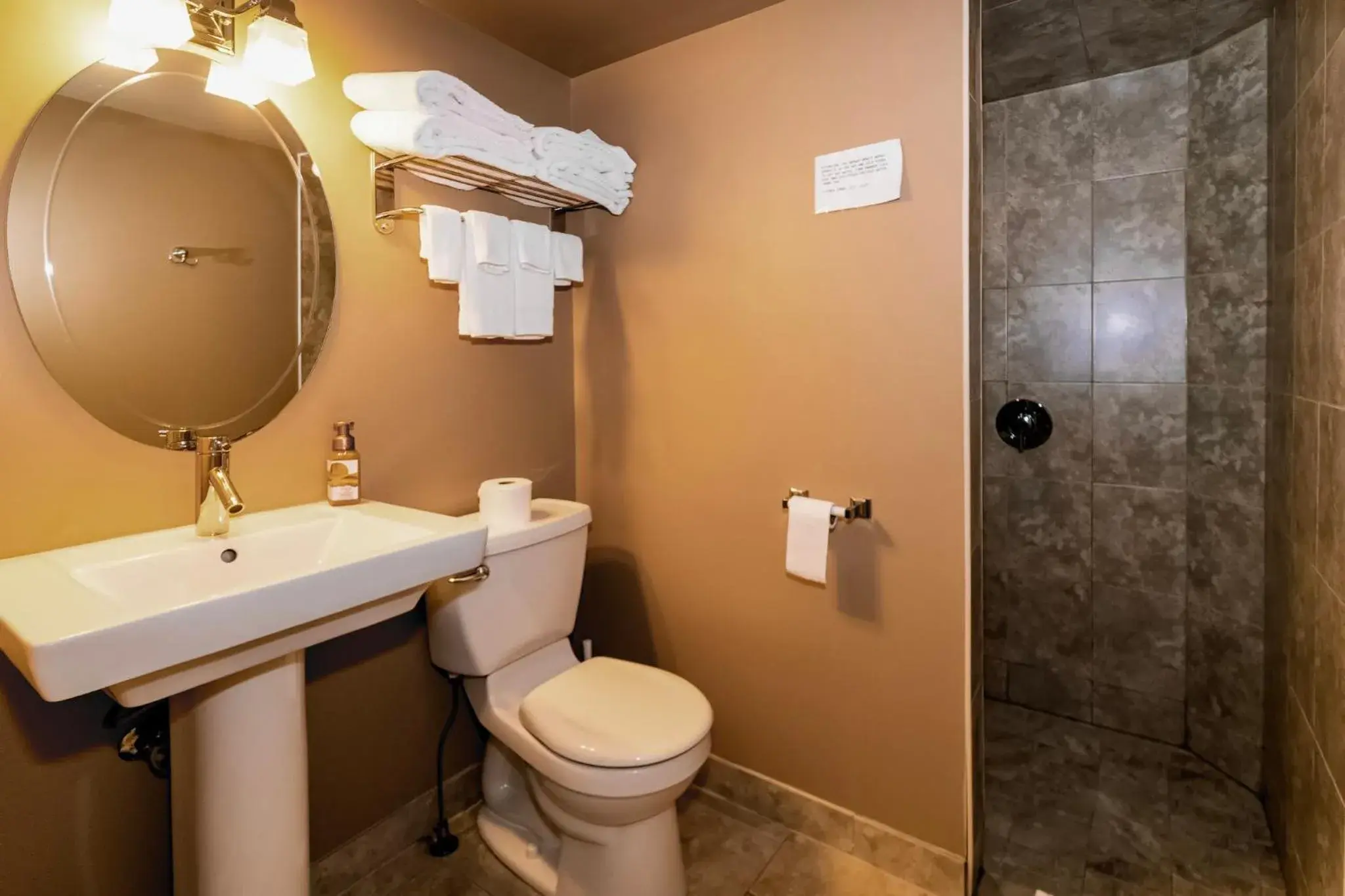 Queen Room with Two Queen Beds in 3 Pines Lodge Muskoka Queen Room with Two Queen Beds in 3 Pines Lodge Muskoka