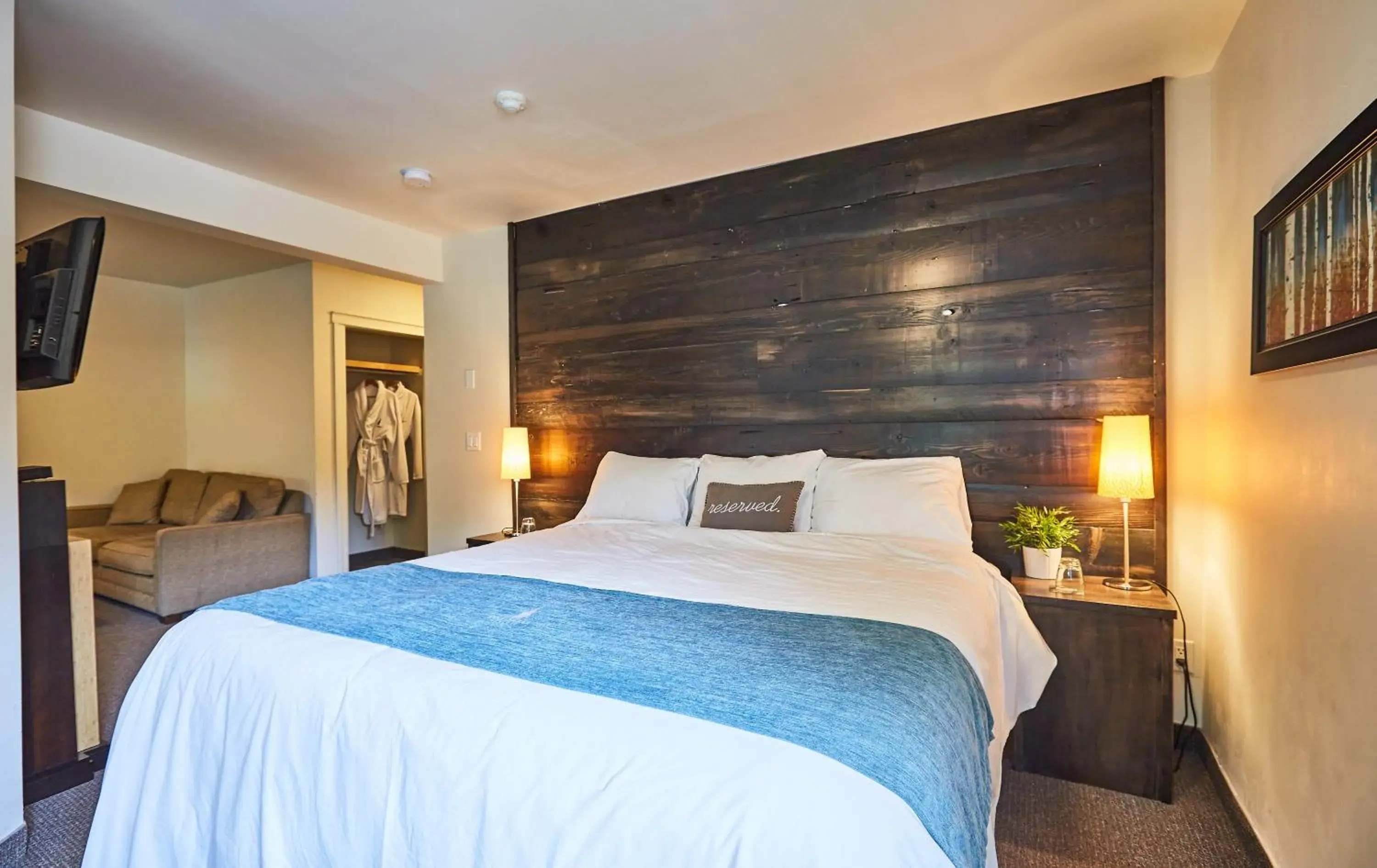 King Studio with Sofa Bed in 3 Pines Lodge Muskoka King Studio with Sofa Bed in 3 Pines Lodge Muskoka