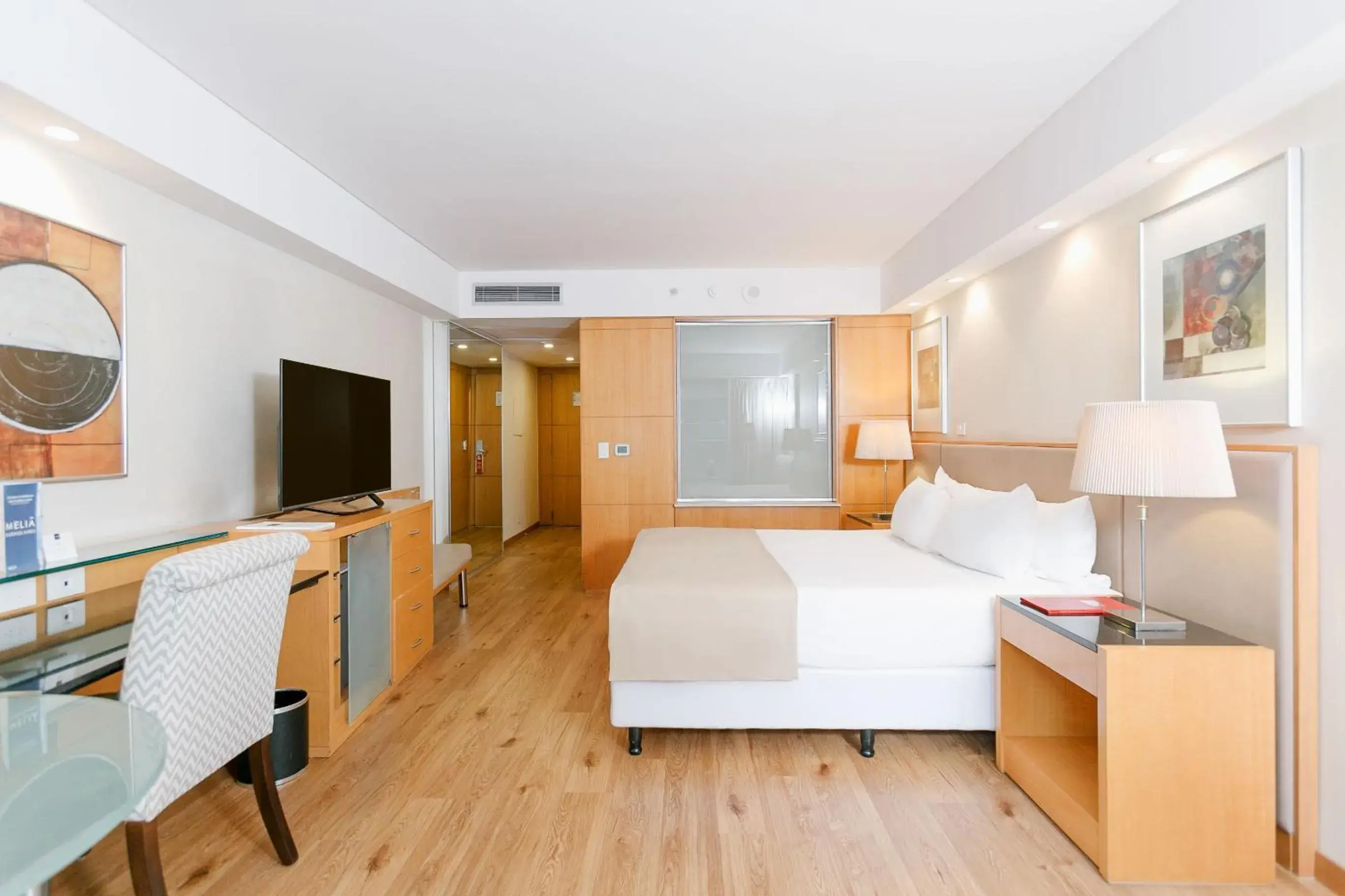 Deluxe King Room with Street View in Doubletree By Hilton Buenos Aires Deluxe King Room with Street View in Doubletree By Hilton Buenos Aires