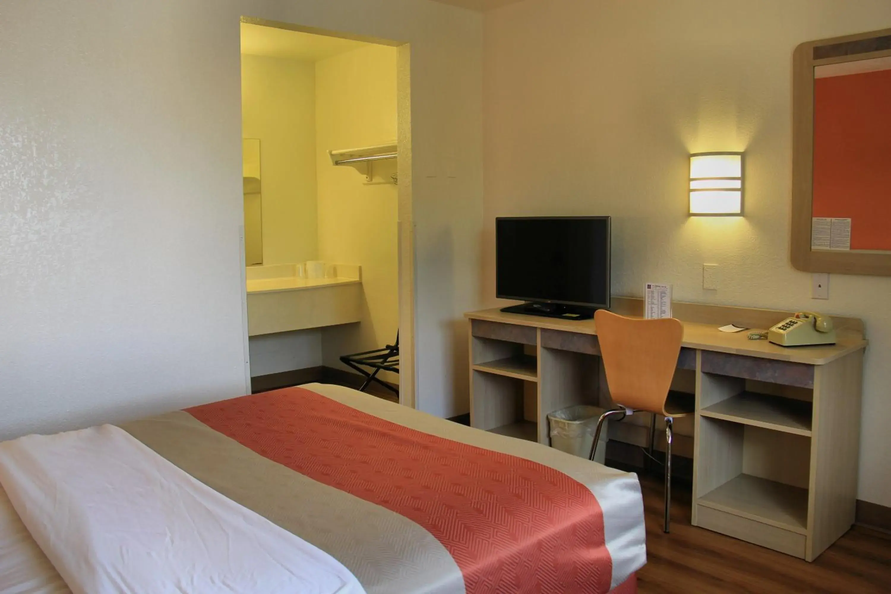 King Room - single occupancy - Non-Smoking in Motel 6-Enfield, CT - Hartford King Room - single occupancy - Non-Smoking in Motel 6-Enfield, CT - Hartford