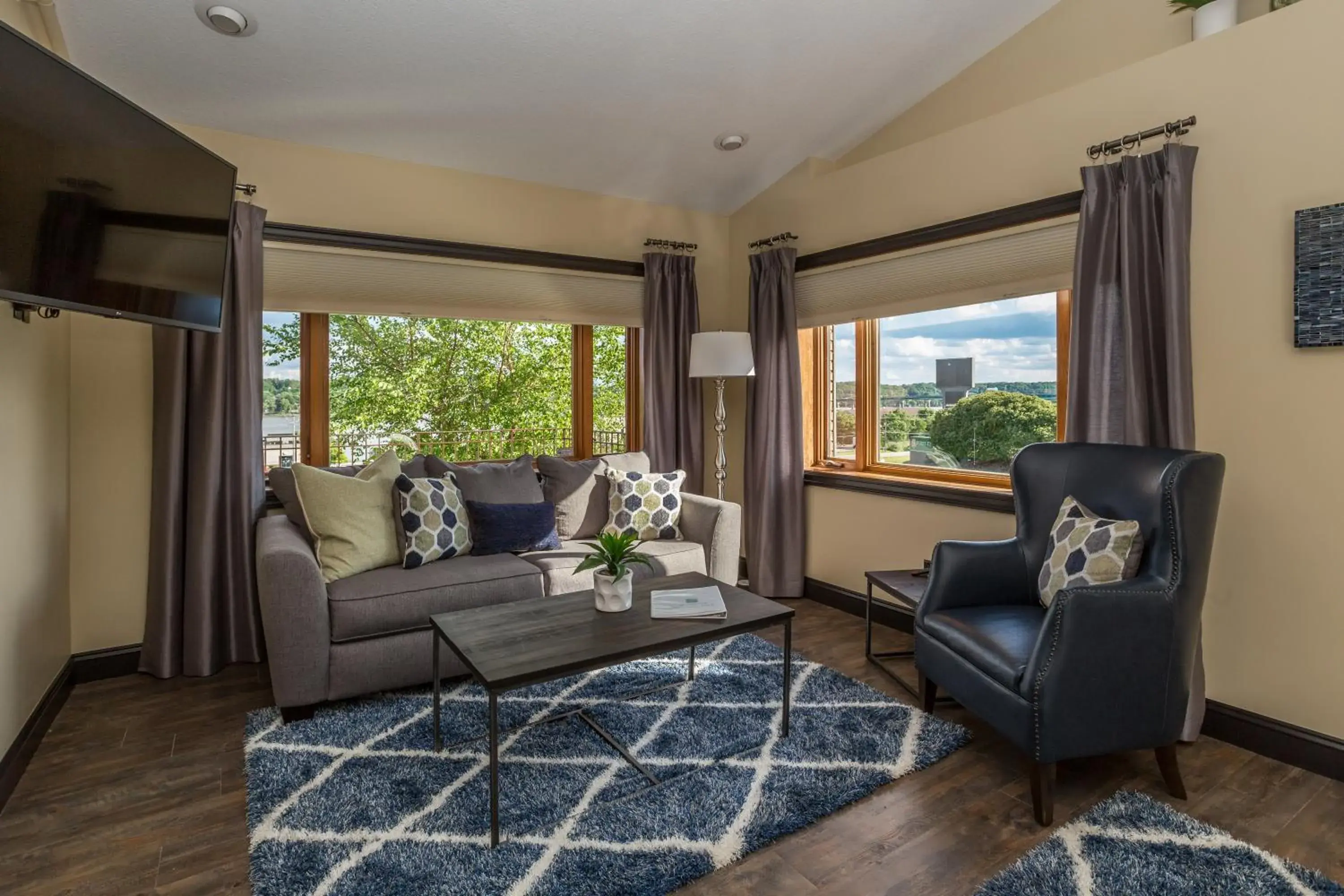 Deluxe King Suite in River View Lodge Deluxe King Suite in River View Lodge