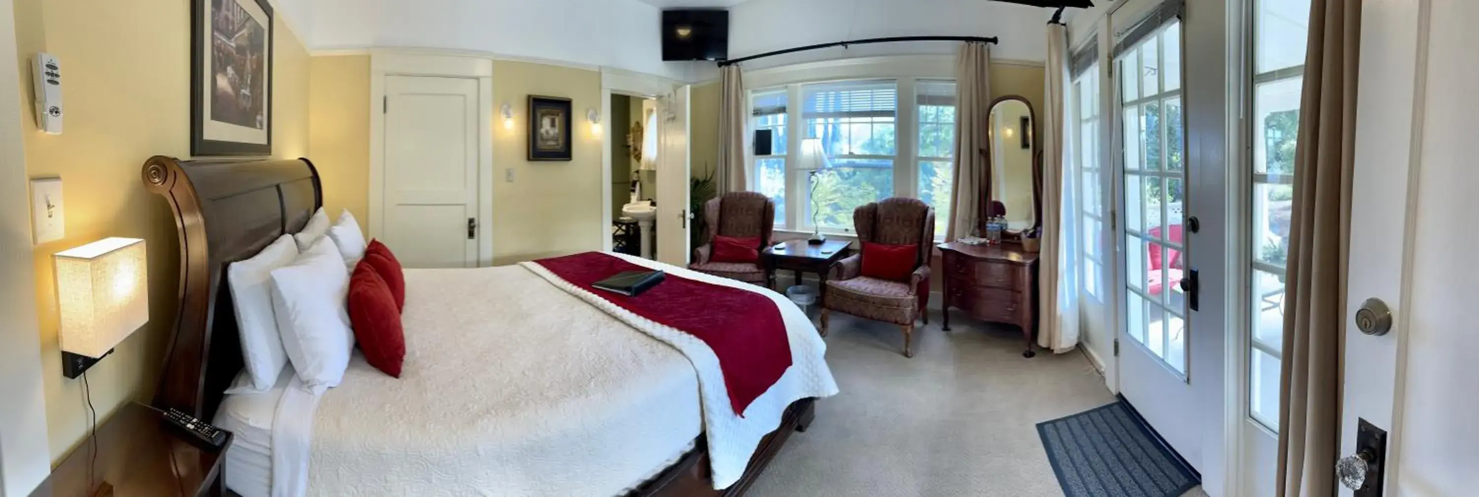 Queen Room with Balcony - single occupancy in Bayberry Inn B&B and Oregon Wellness Retreat Queen Room with Balcony - single occupancy in Bayberry Inn B&B and Oregon Wellness Retreat