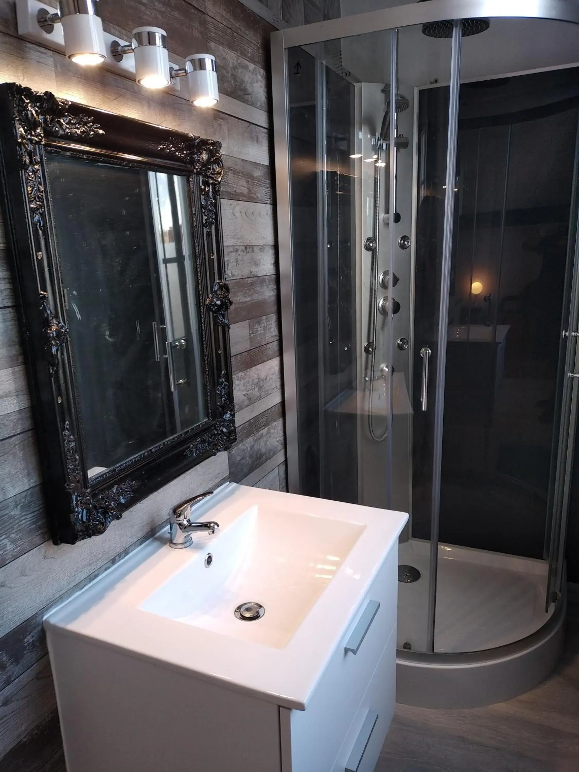 Double Room with Private Bathroom in Studio et chambres d'hôtes les nuits de Gesnes Double Room with Private Bathroom in Studio et chambres d'hôtes les nuits de Gesnes