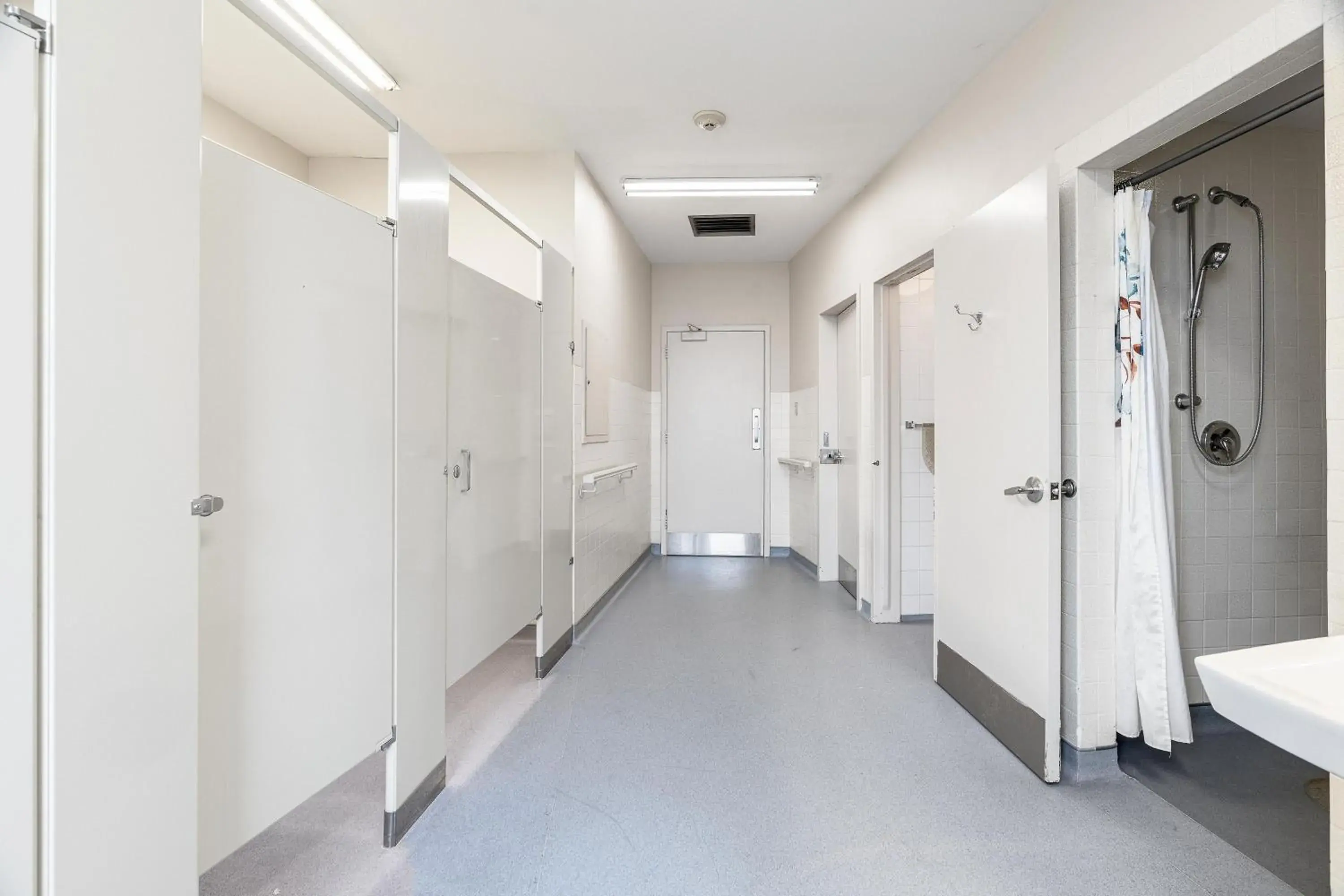 Queen Bed with Shared Bathroom in Guest House on the Mount Queen Bed with Shared Bathroom in Guest House on the Mount