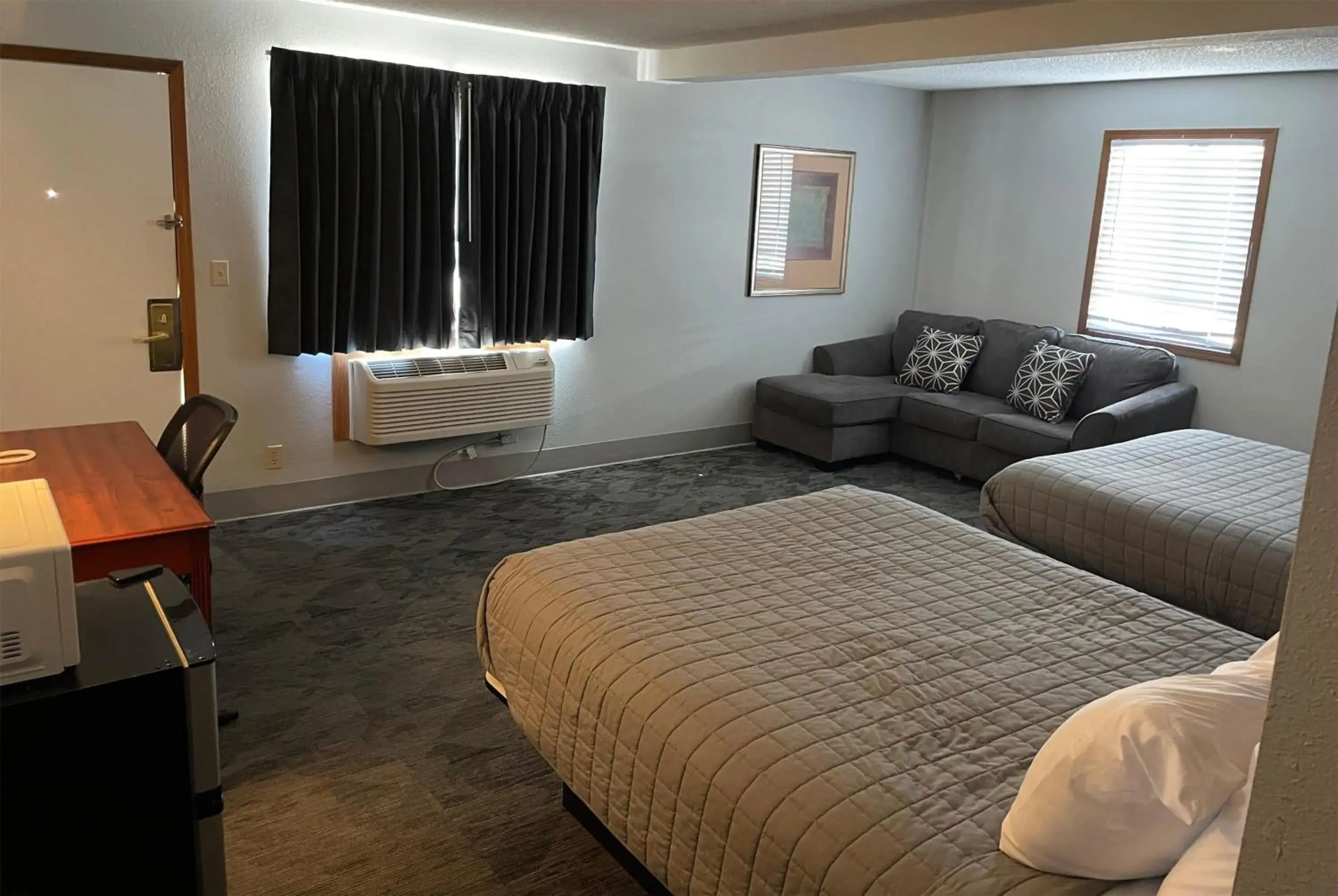 Two Queen Beds Deluxe Room, Non-Smoking in Travelodge by Wyndham Lincoln South Two Queen Beds Deluxe Room, Non-Smoking in Travelodge by Wyndham Lincoln South