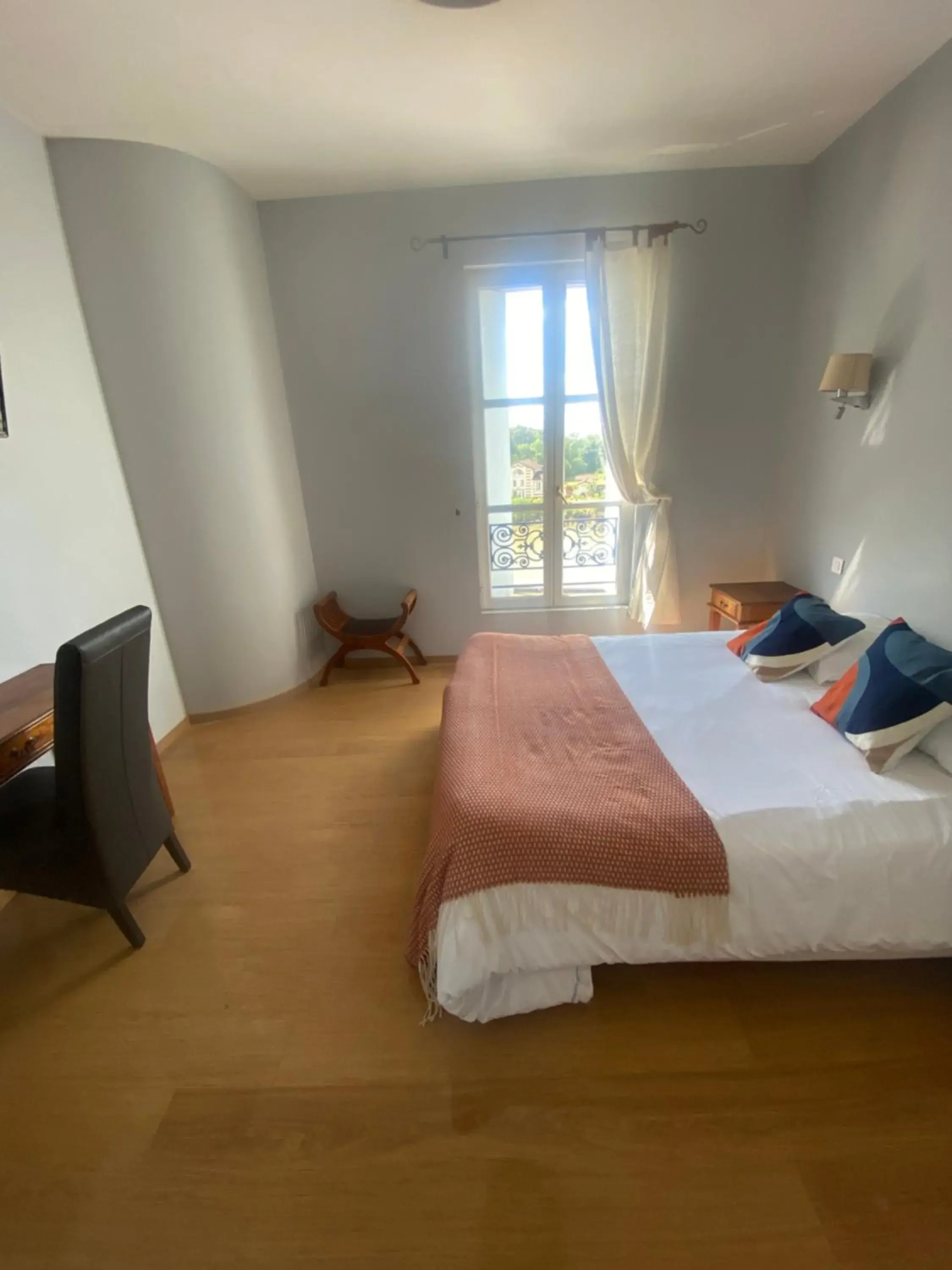 Deluxe Double Room with Balcony in Logis Hôtel de la Tour Libourne Deluxe Double Room with Balcony in Logis Hôtel de la Tour Libourne