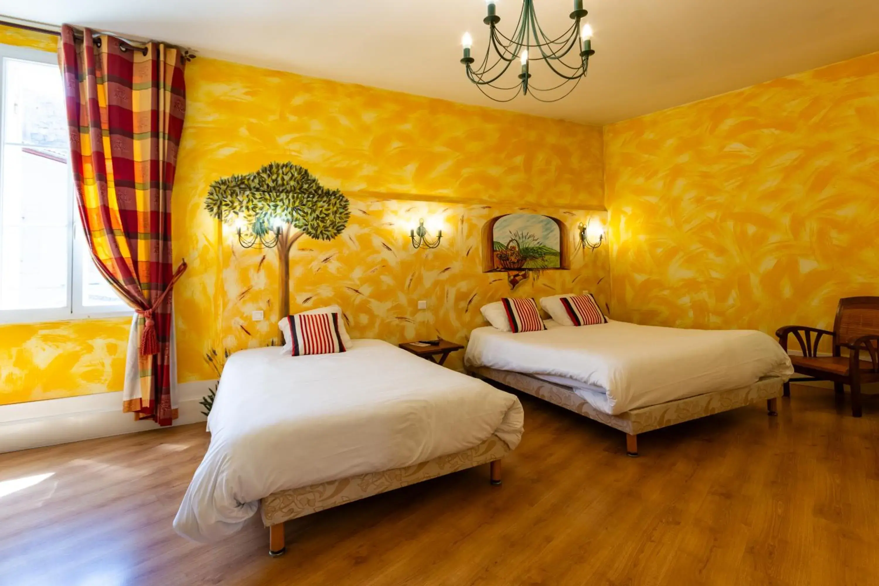 Family Room in Logis Hôtel de la Tour Libourne Family Room in Logis Hôtel de la Tour Libourne