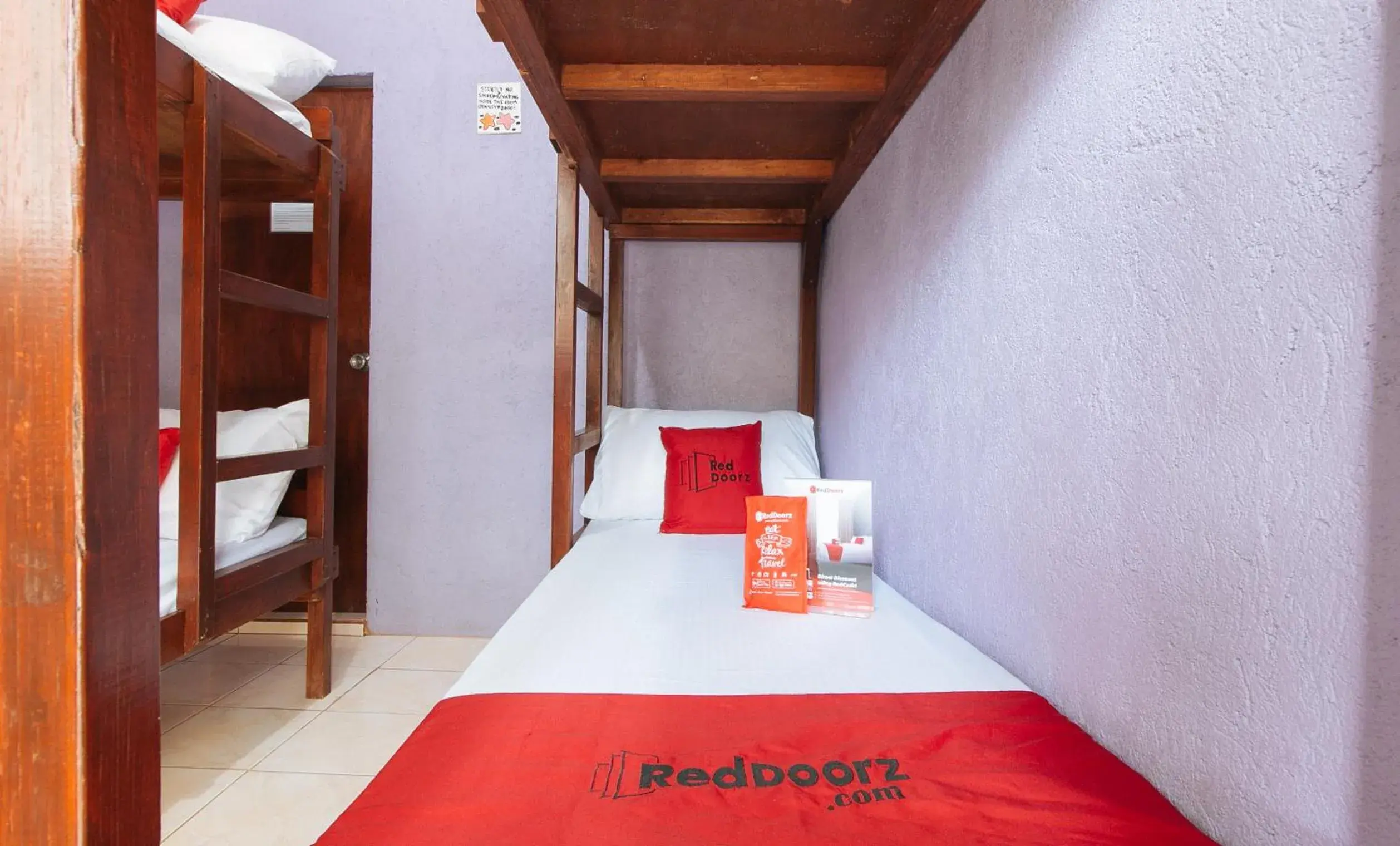 6-Bed Mixed Dormitory Room in RedDoorz Sonia Unidos Magroves Garden Resort RedPartner 6-Bed Mixed Dormitory Room in RedDoorz Sonia Unidos Magroves Garden Resort RedPartner