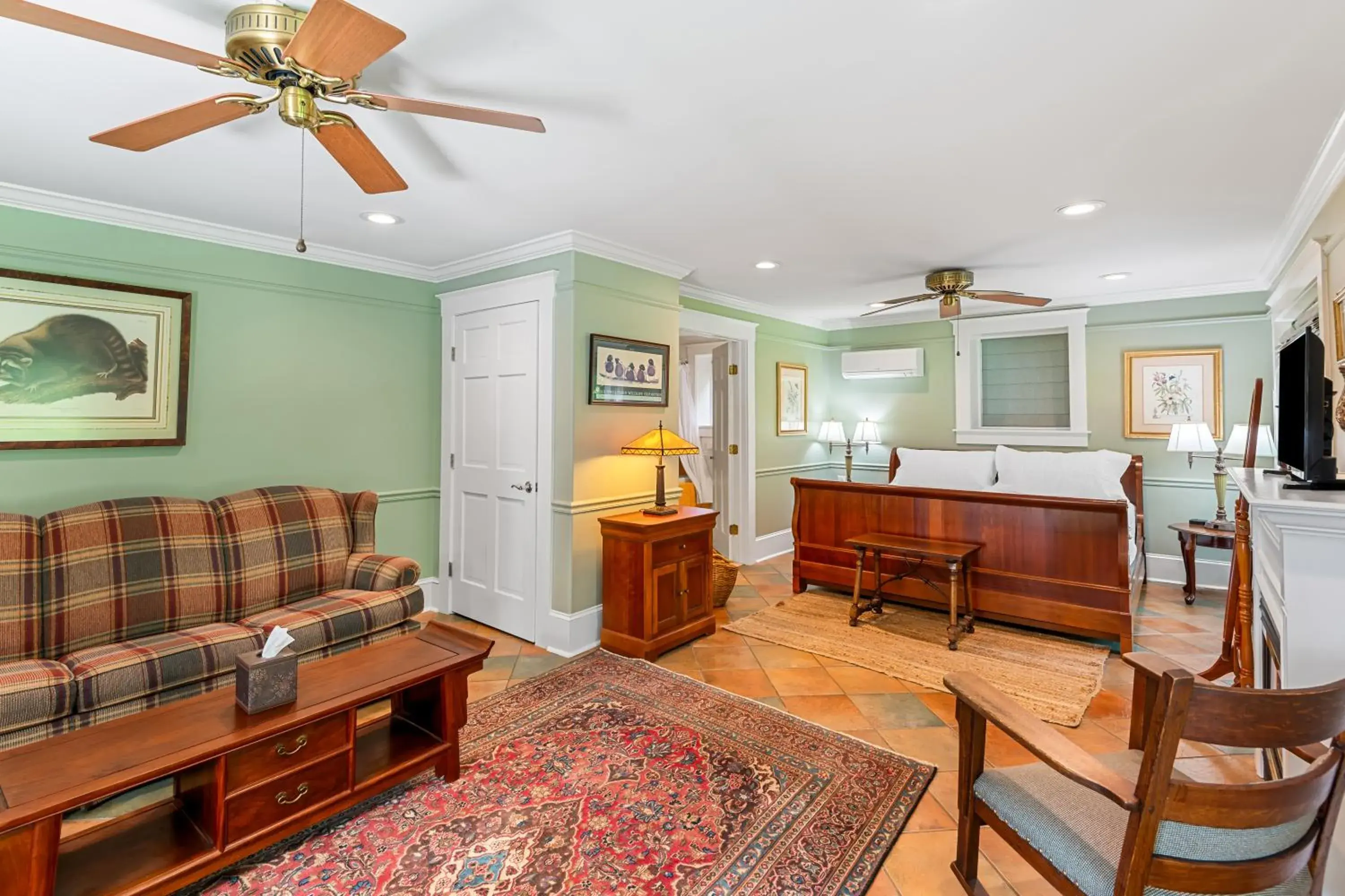 Deluxe King Suite in Benn Conger Inn Deluxe King Suite in Benn Conger Inn