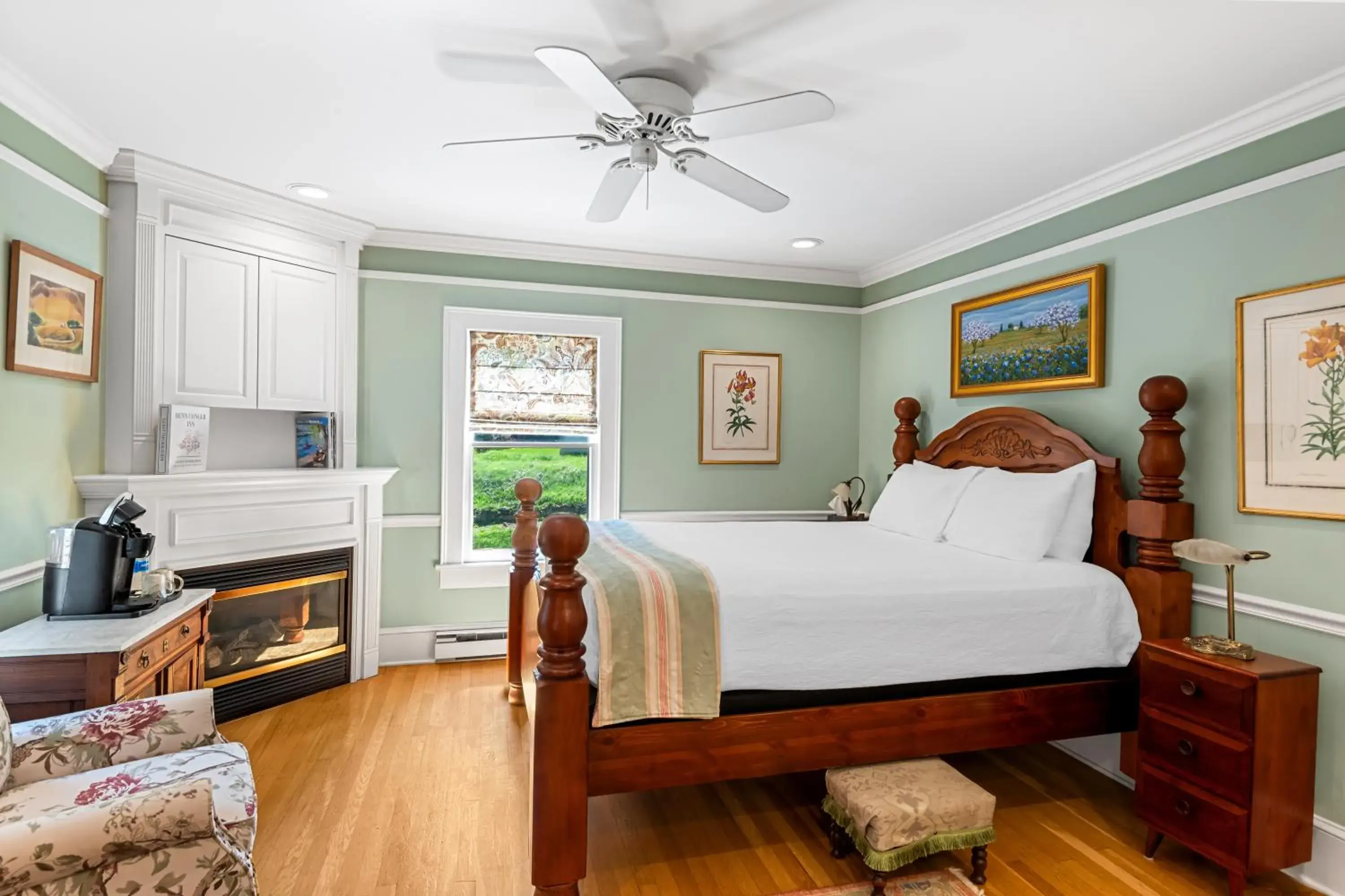 Queen Room in Benn Conger Inn Queen Room in Benn Conger Inn