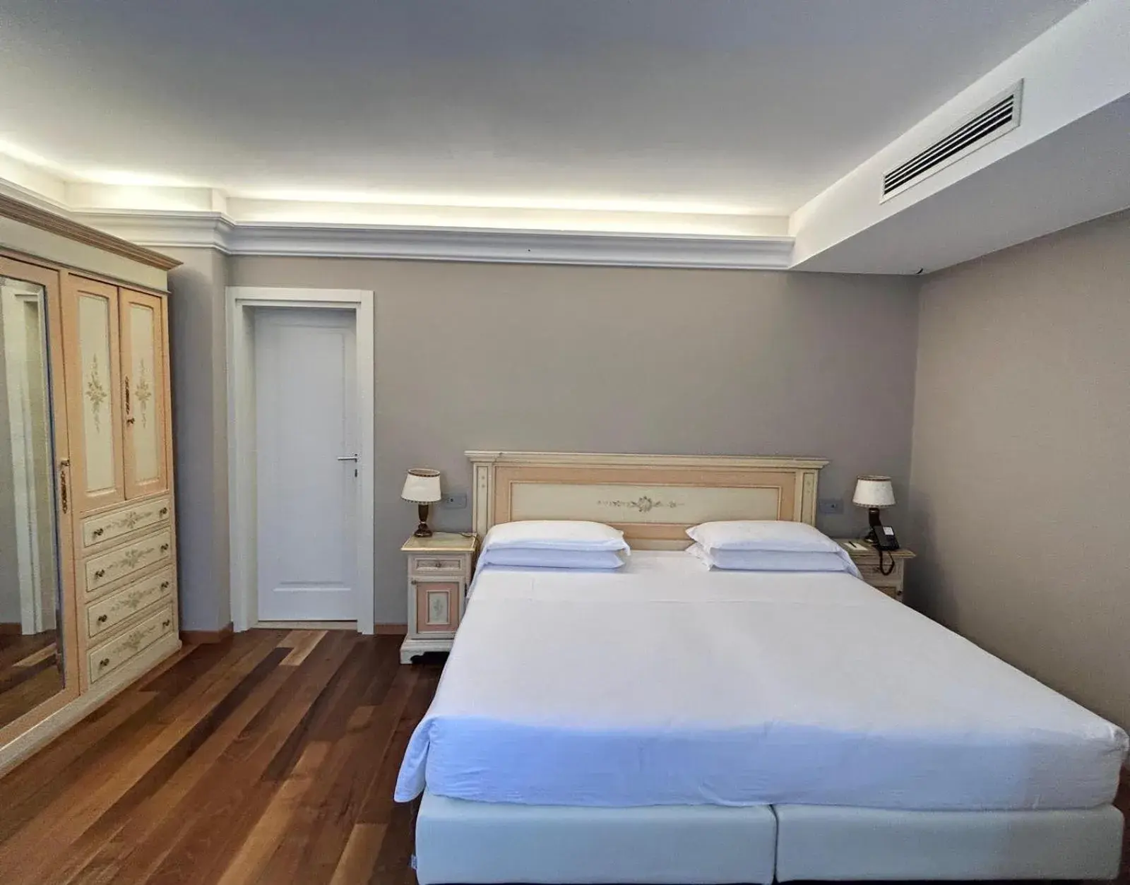 Superior Double Room with Canal View in Albergo Cavalletto & Doge Orseolo Superior Double Room with Canal View in Albergo Cavalletto & Doge Orseolo