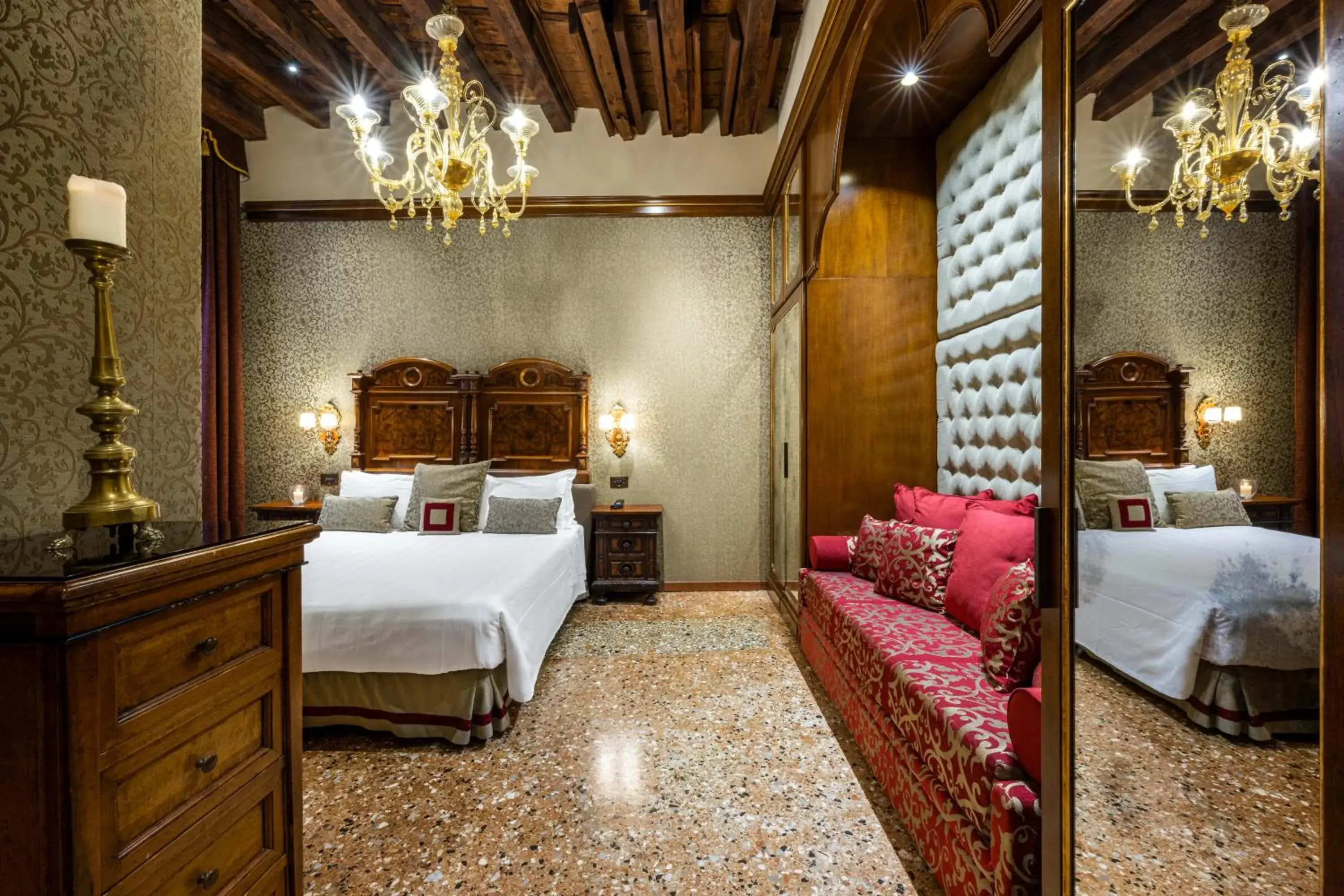 Deluxe room with Canal View in Hotel Palazzo Priuli Deluxe room with Canal View in Hotel Palazzo Priuli