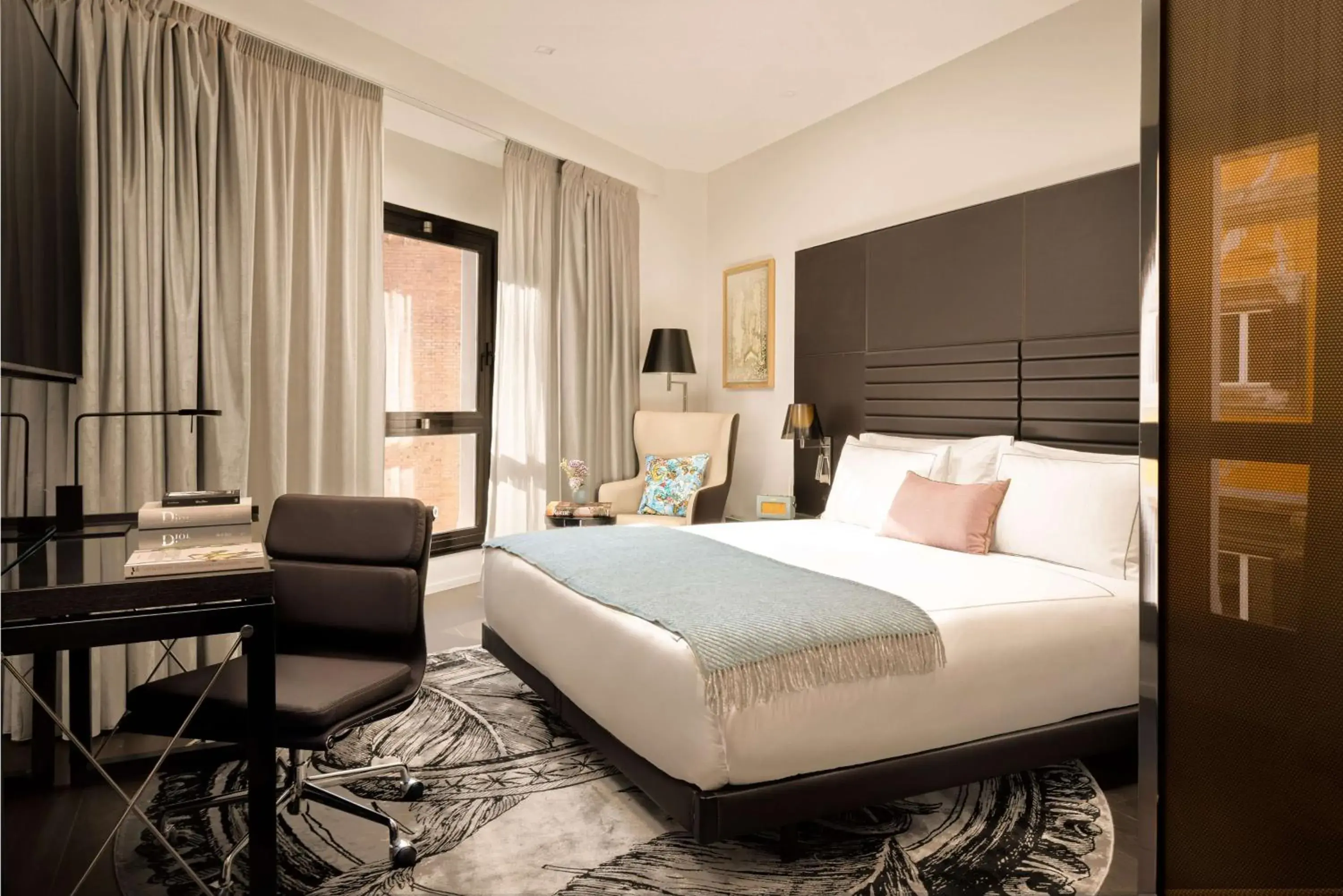 Deluxe Art Room King in art'otel Rome Piazza Sallustio, Powered by Radisson Hotels Deluxe Art Room King in art'otel Rome Piazza Sallustio, Powered by Radisson Hotels