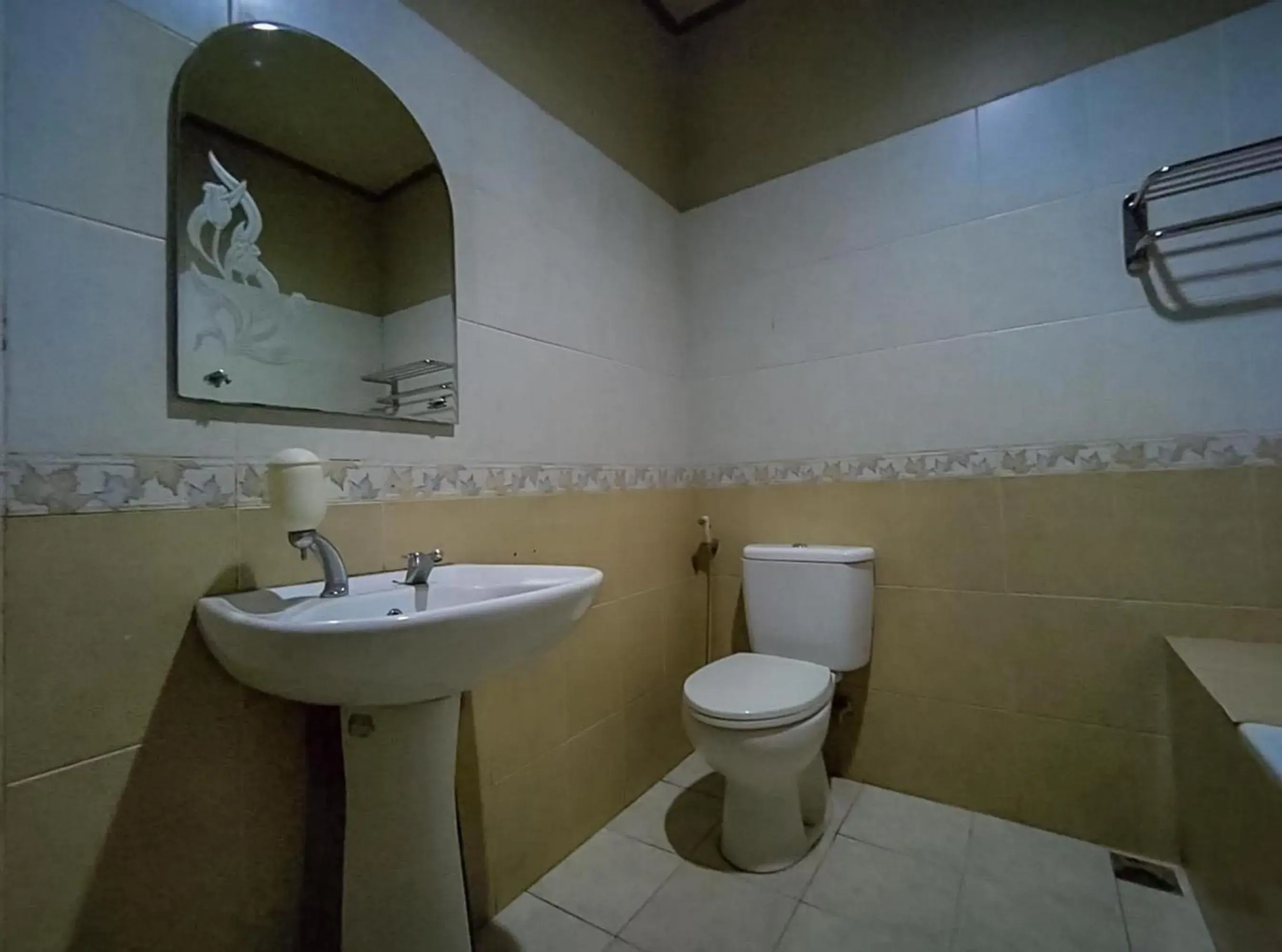 Deluxe Twin Room in Hotel Indiana Syariah Mitra RedDoorz Deluxe Twin Room in Hotel Indiana Syariah Mitra RedDoorz