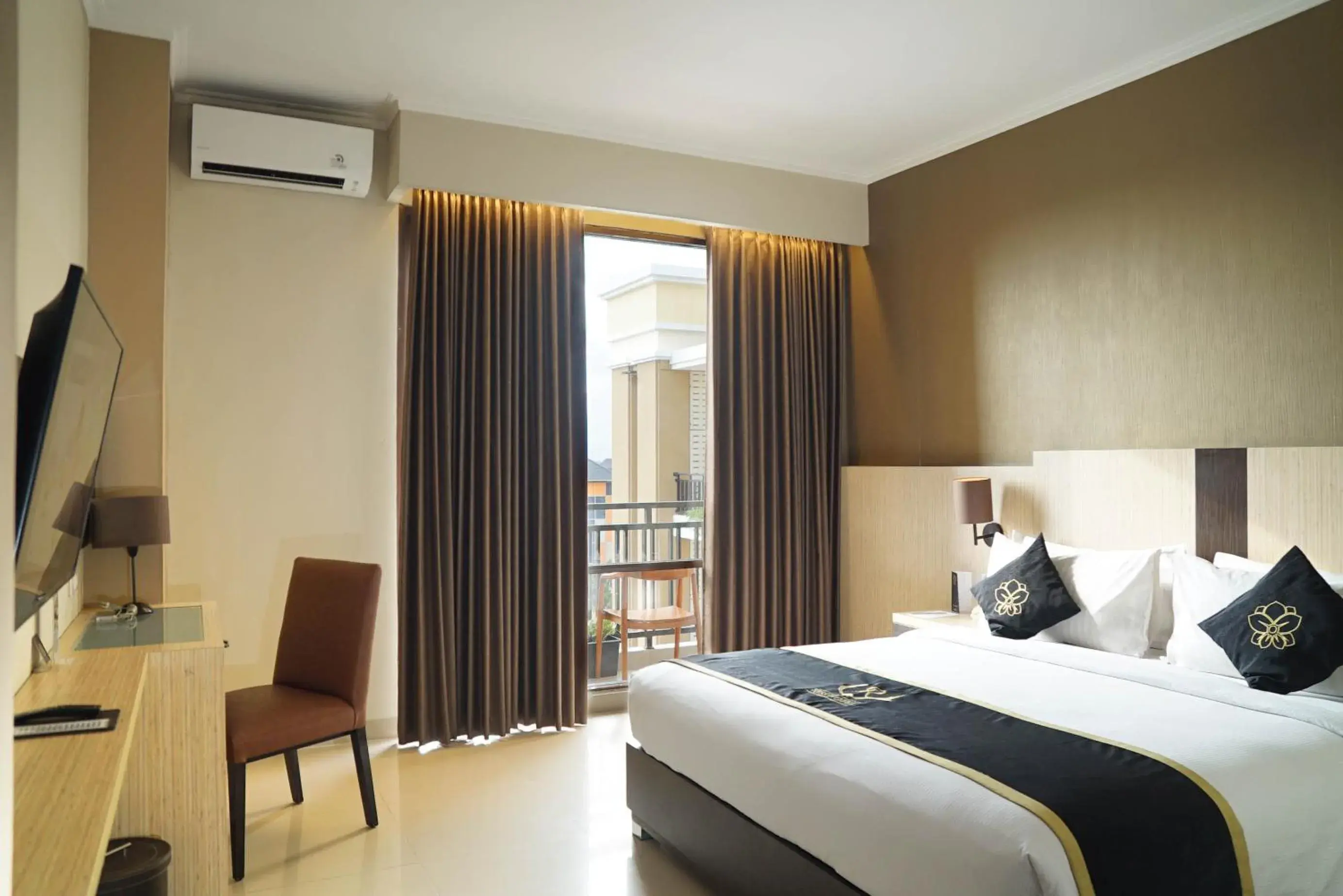 Deluxe Double or Twin Room with Balcony in Riss Hotel Malioboro Deluxe Double or Twin Room with Balcony in Riss Hotel Malioboro