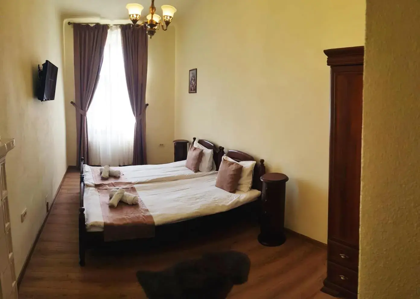 Deluxe Twin Room with Central Square View in La Maisonnette Deluxe Twin Room with Central Square View in La Maisonnette