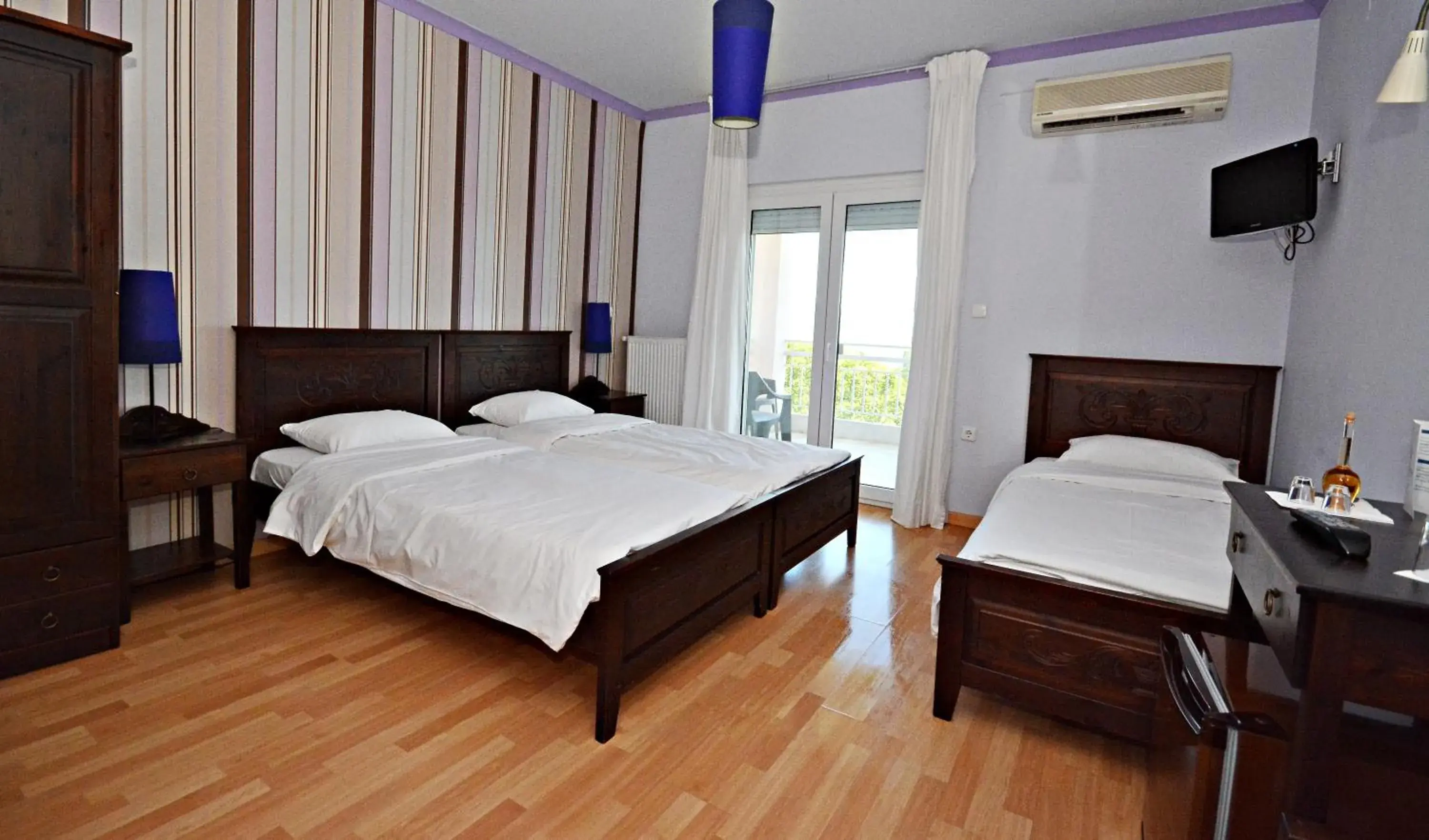 Triple Room in Guesthouse Vissinokipos - Biker Friendly - Motorradhotel Triple Room in Guesthouse Vissinokipos - Biker Friendly - Motorradhotel