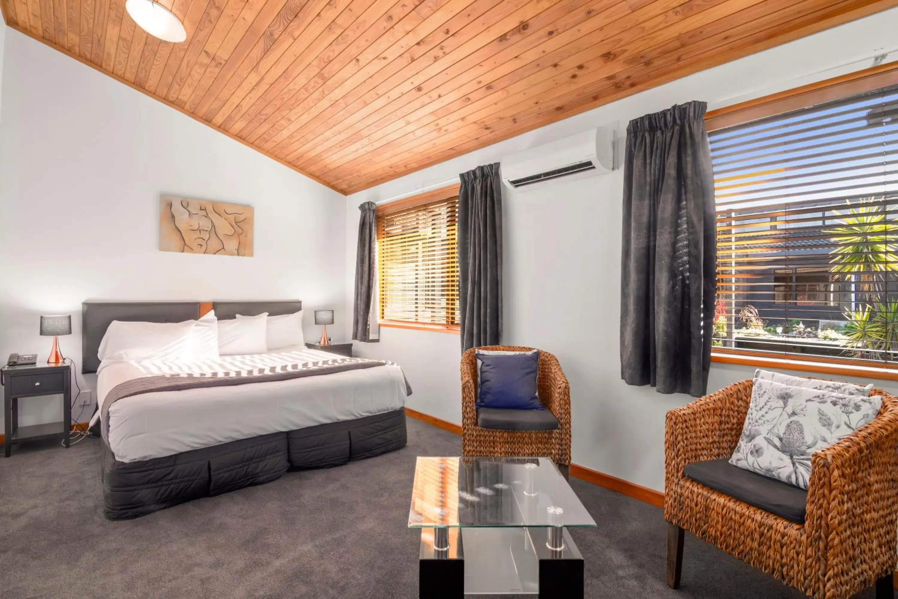 Standard King Room in Riverside Hotel Marlborough Standard King Room in Riverside Hotel Marlborough