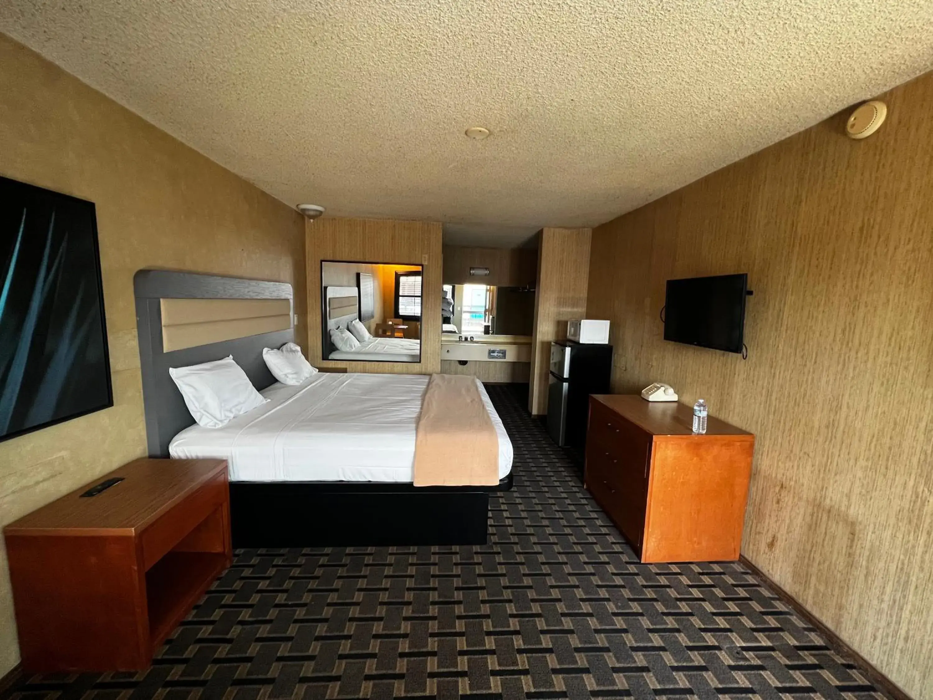 Standard King Room in Casa Playa Inn - Stanton, Anaheim Standard King Room in Casa Playa Inn - Stanton, Anaheim