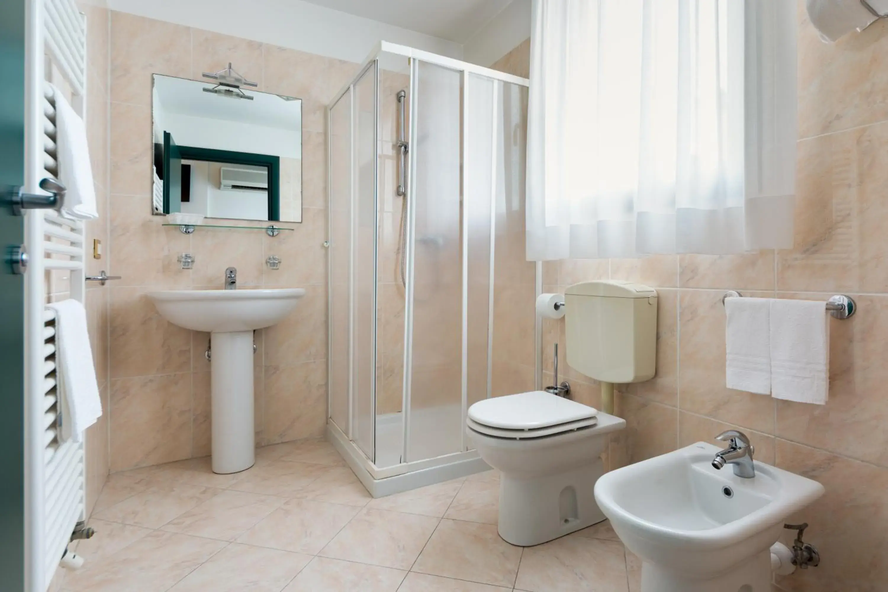 Quadruple Room - single occupancy in Hotel Centrale Quadruple Room - single occupancy in Hotel Centrale