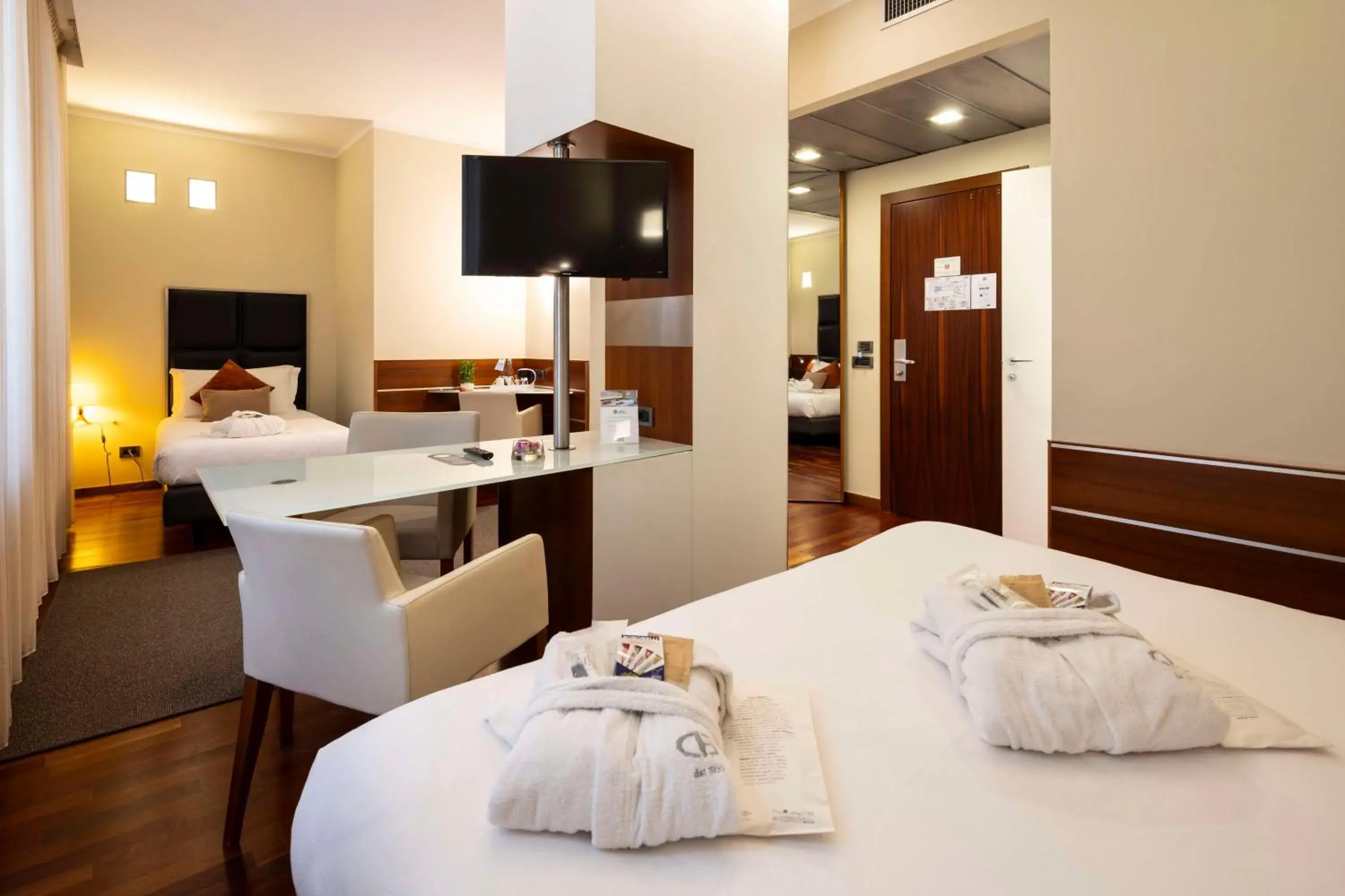 Junior Queen Suite in Best Western Madison Hotel Junior Queen Suite in Best Western Madison Hotel