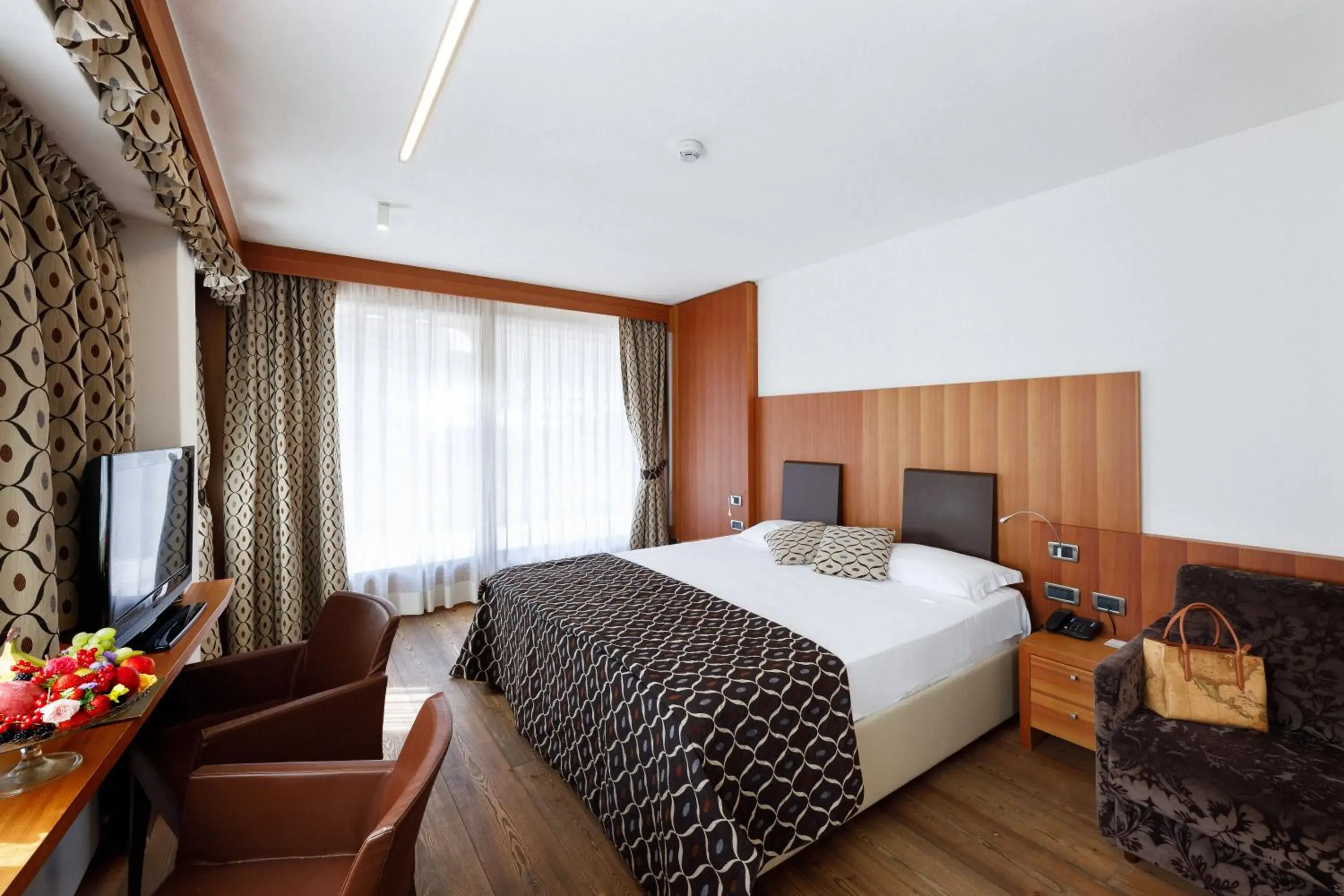 Superior Double or Twin Room with Mountain View in Hotel Alaska Cortina Superior Double or Twin Room with Mountain View in Hotel Alaska Cortina