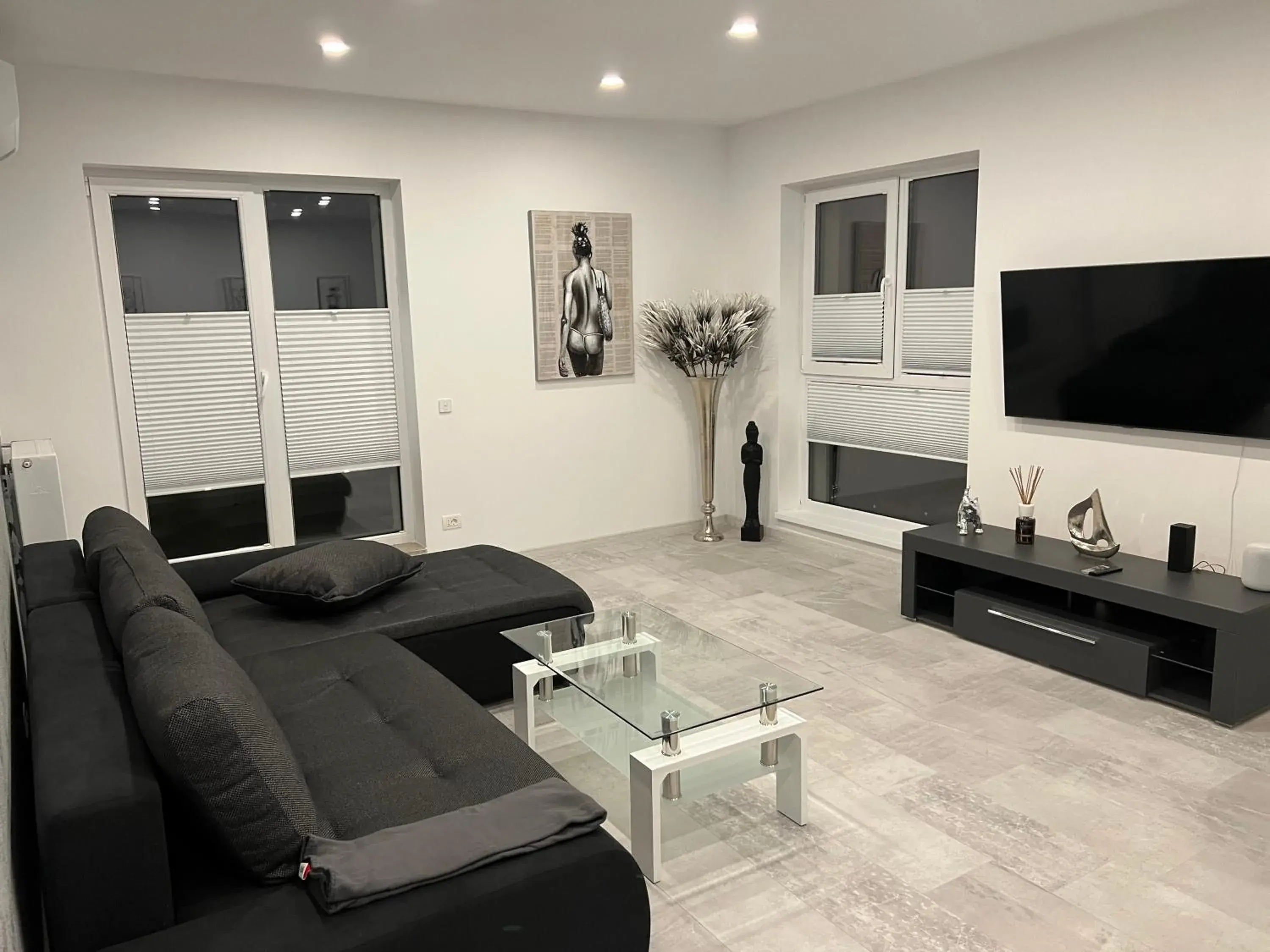 Stunning 2-Room Penthouse with Lakeview W11 Stunning 2-Room Penthouse with Lakeview W11