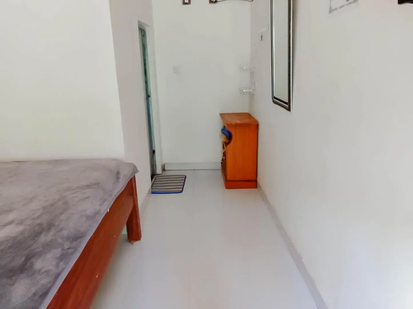 Deluxe Family Room in Penginapan Al Firdausi Syariah Mitra RedDoorz Deluxe Family Room in Penginapan Al Firdausi Syariah Mitra RedDoorz